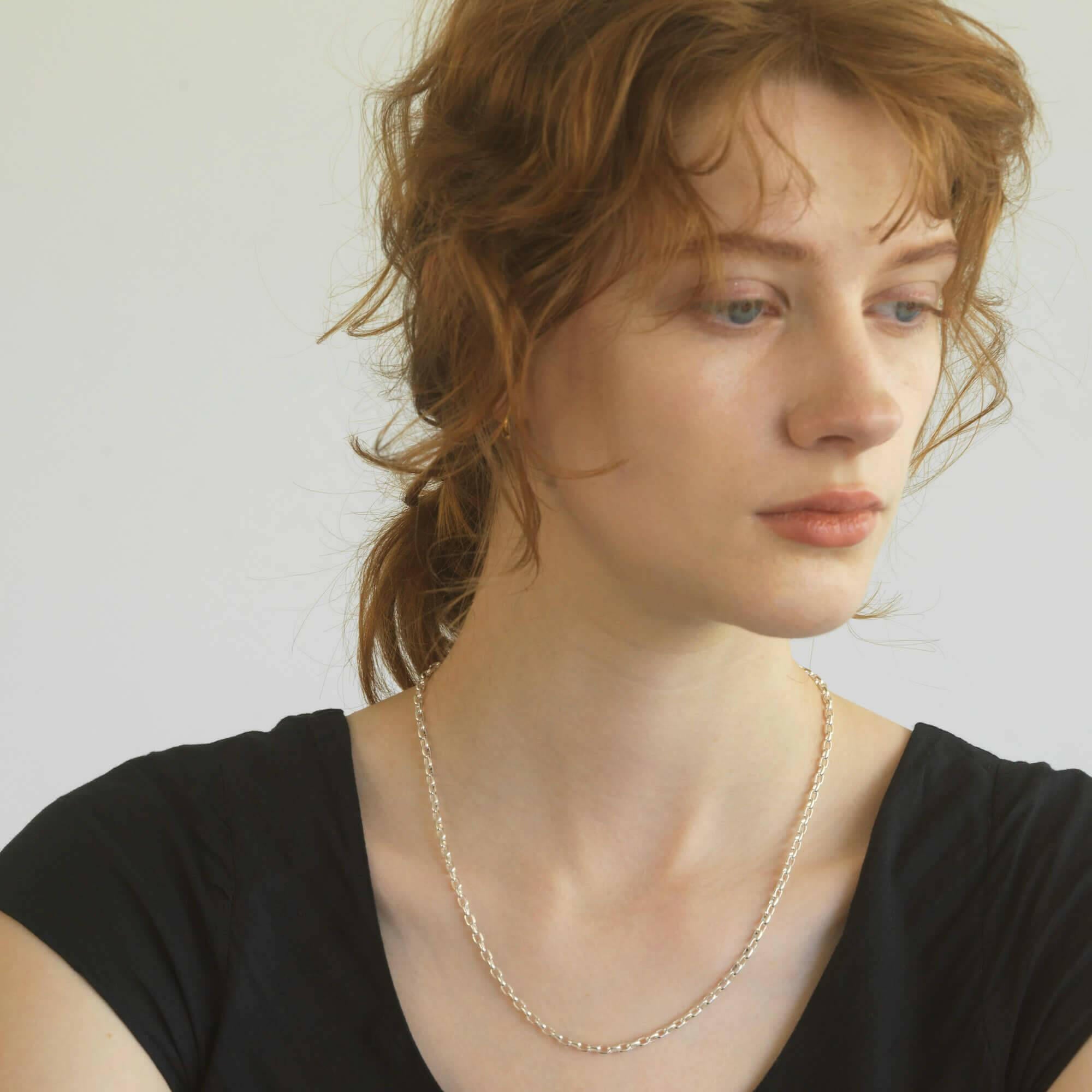 ロロチェーンネックレス シルバー925 Mサイズ(48cm) 着用画像 | デコルテにゆとりを持たせたベーシックな長さ