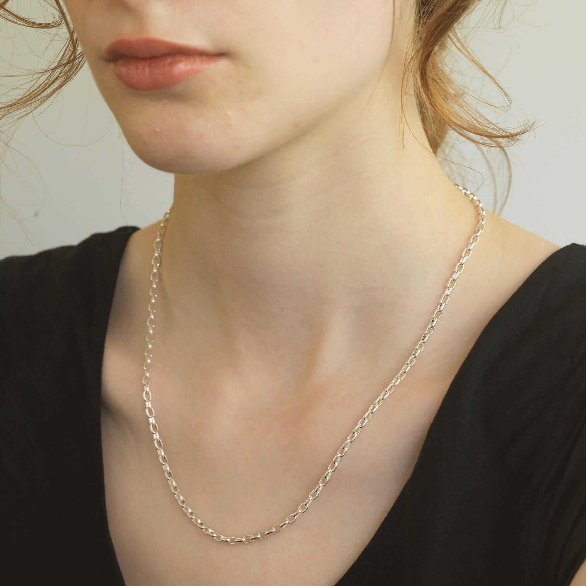ロロチェーンネックレス シルバー925 着用 | シンプルでジェンダーレスに使える丸みのあるデザイン