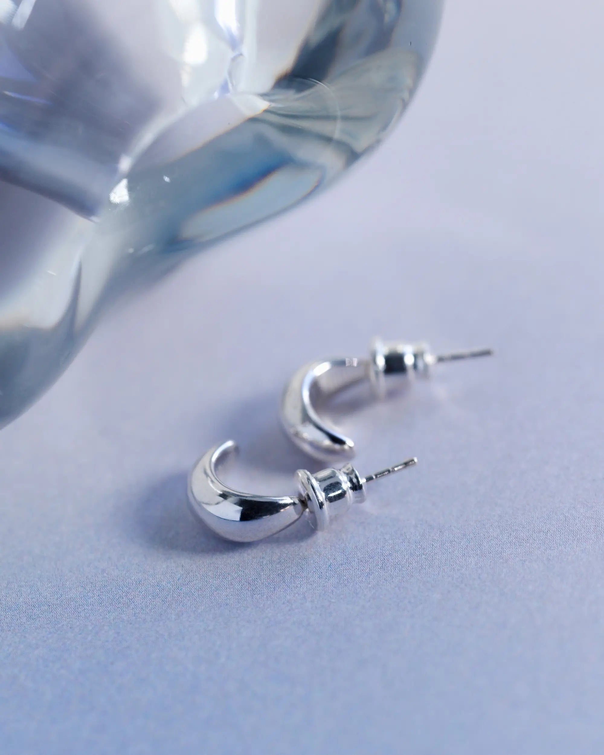 ラウンドフローピアス シルバー 画像 | 月の満ち欠けのような曲線が美しいスタッドピアス