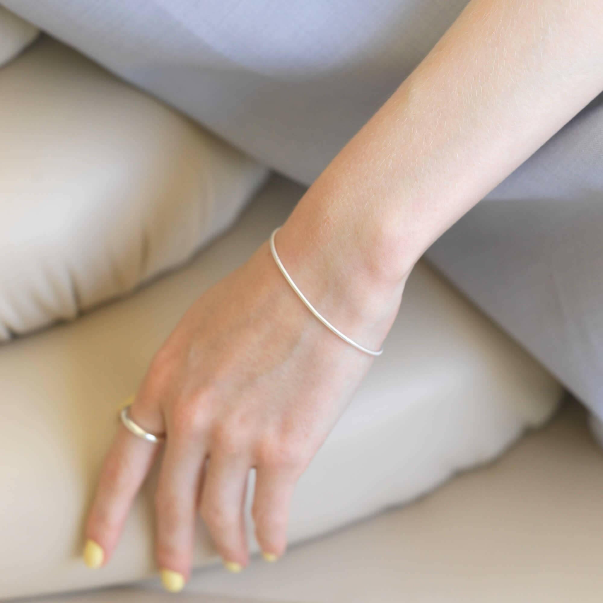 ラウンドスネークブレスレット シルバー925 着用画像 | 肌に溶け込むように輝く華奢なスネークチェーン