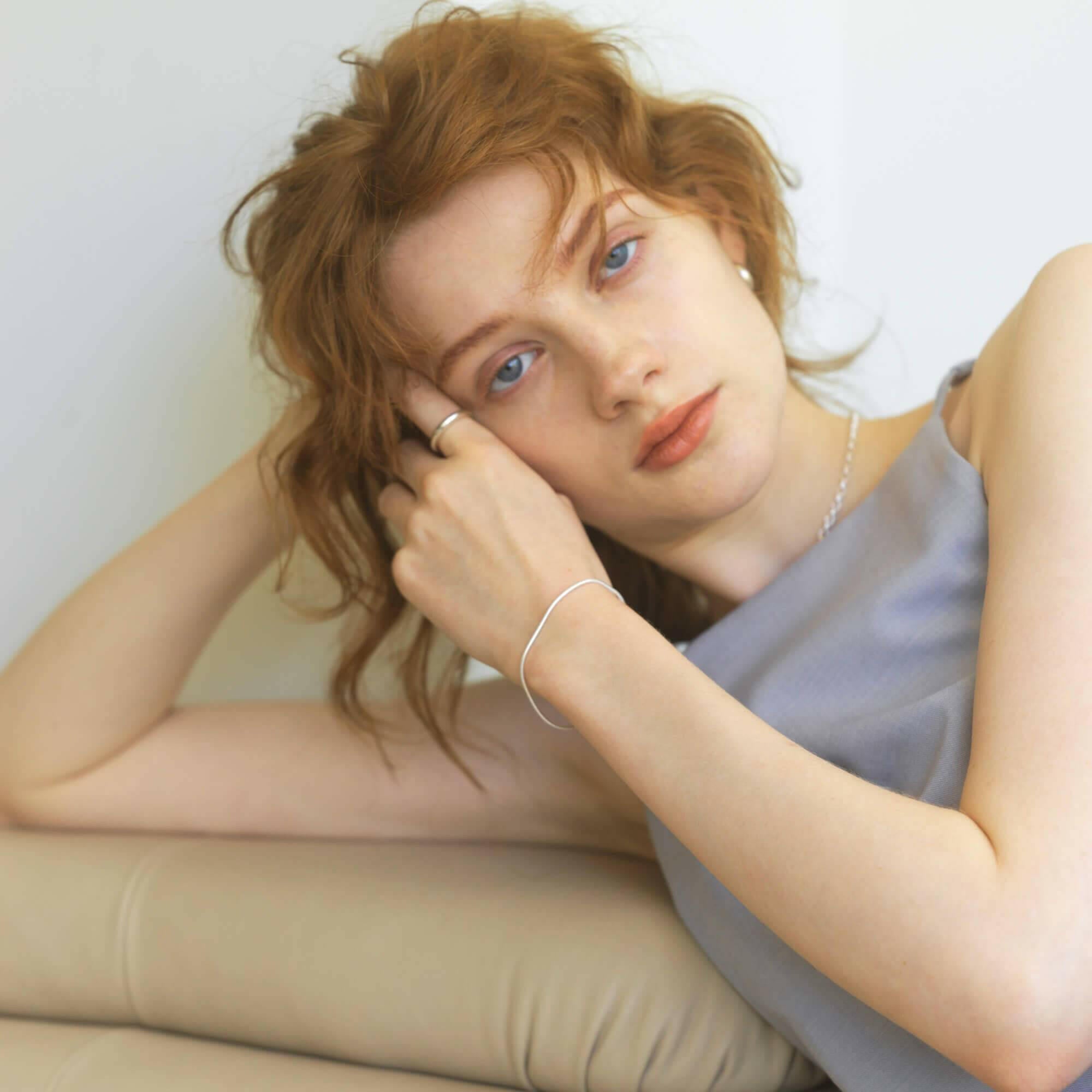 ラウンドスネークブレスレット シルバー 着用 | リラックスタイムにも馴染むつけっぱなしOKなシンプルデザイン