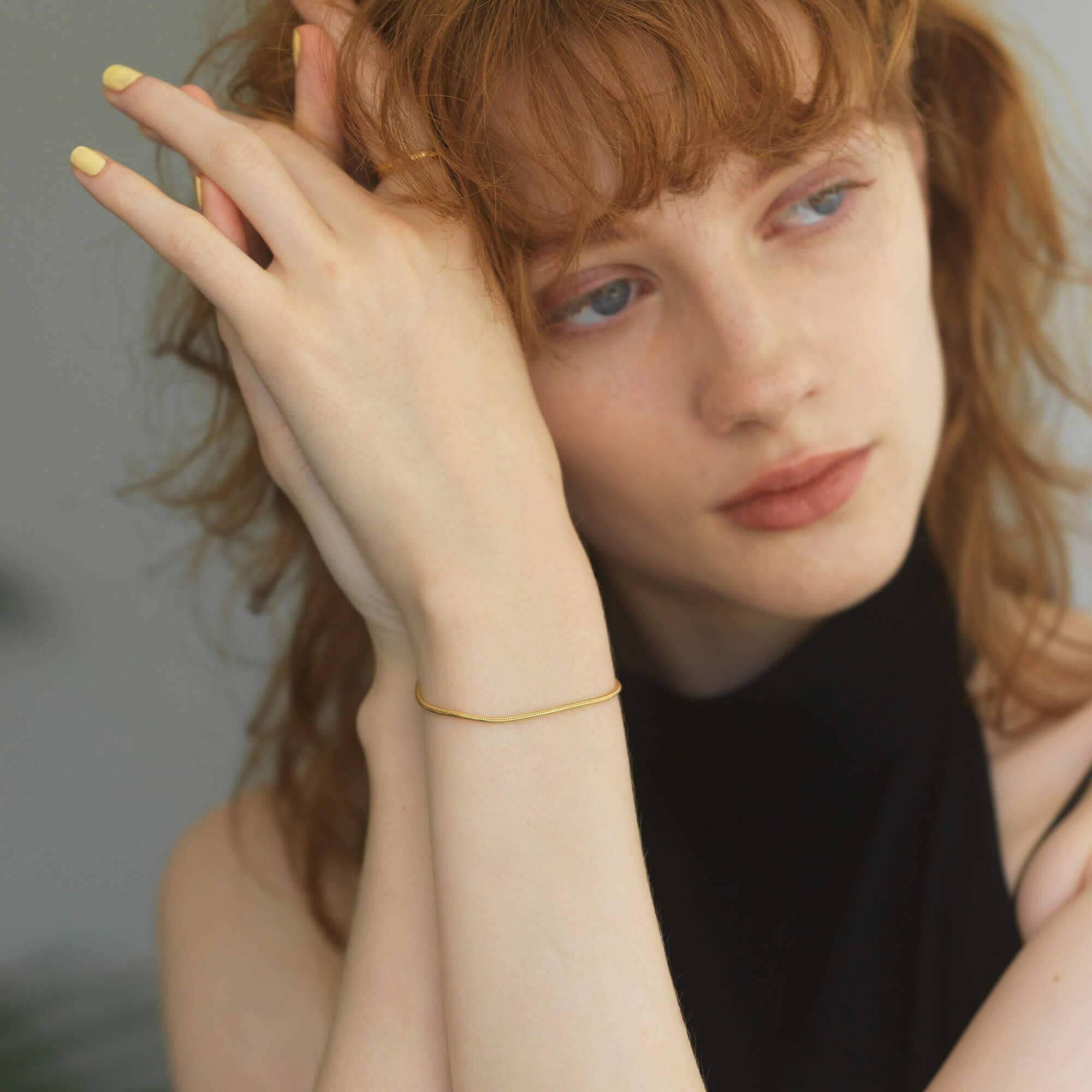 ラウンドスネークブレスレット ゴールド 着用画像 | どんなコーデにも合う万能な18Kコーティングのチェーンブレス