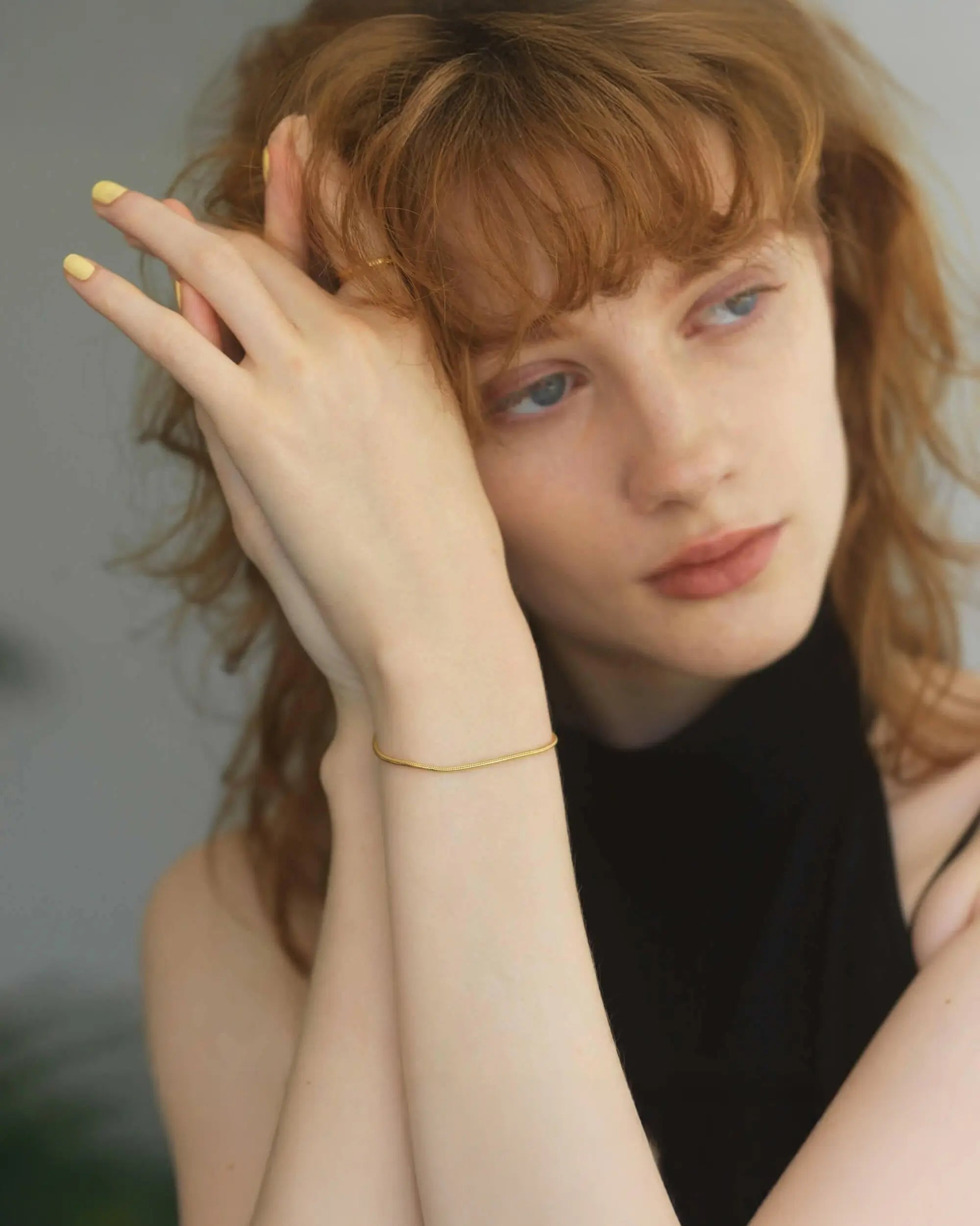 ラウンドスネークブレスレット ゴールド 着用画像 | どんなコーデにも合う万能な18Kコーティングのチェーンブレス