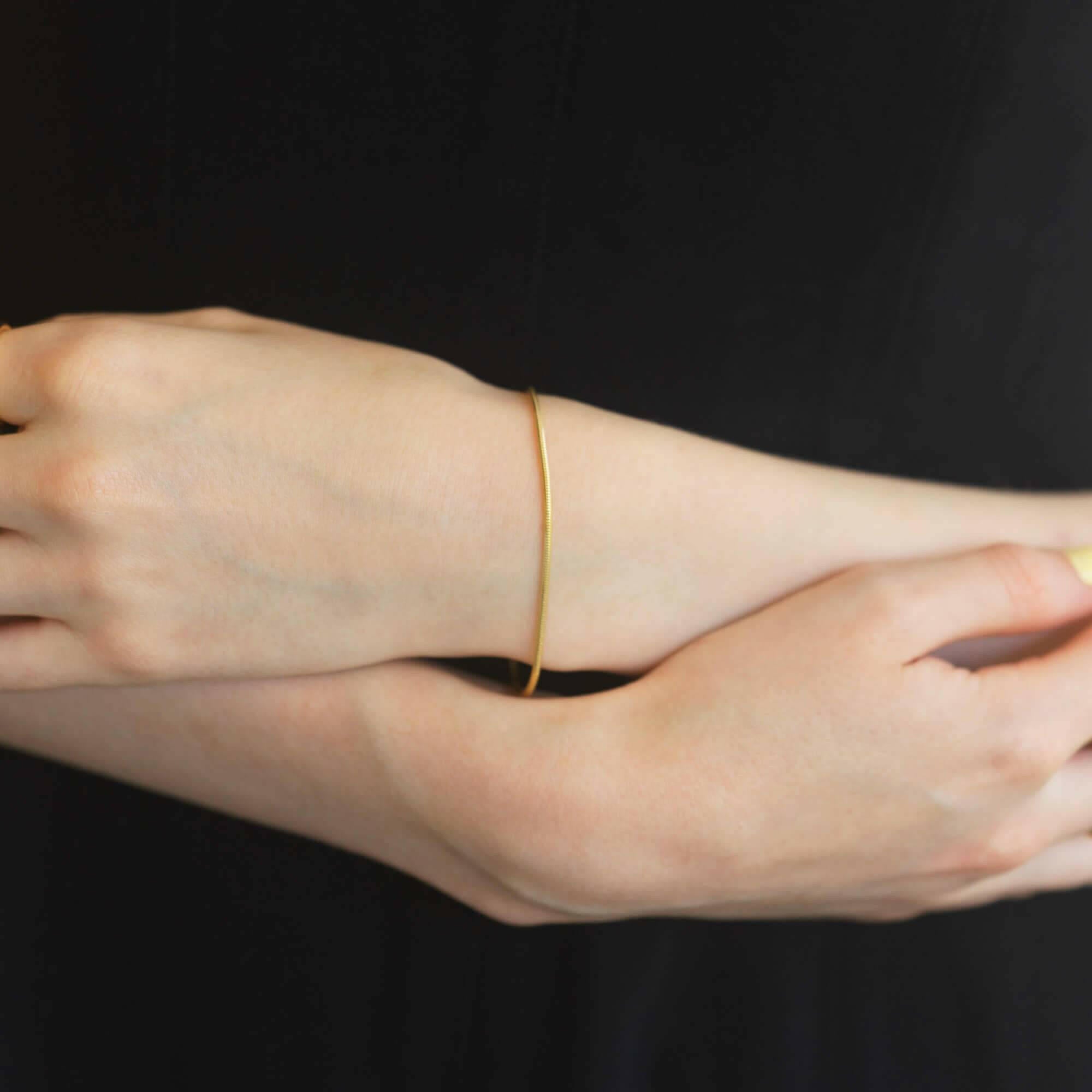 ラウンドスネークブレスレット コーディネート | さりげない輝きで手元を上品に見せるスキンジュエリー