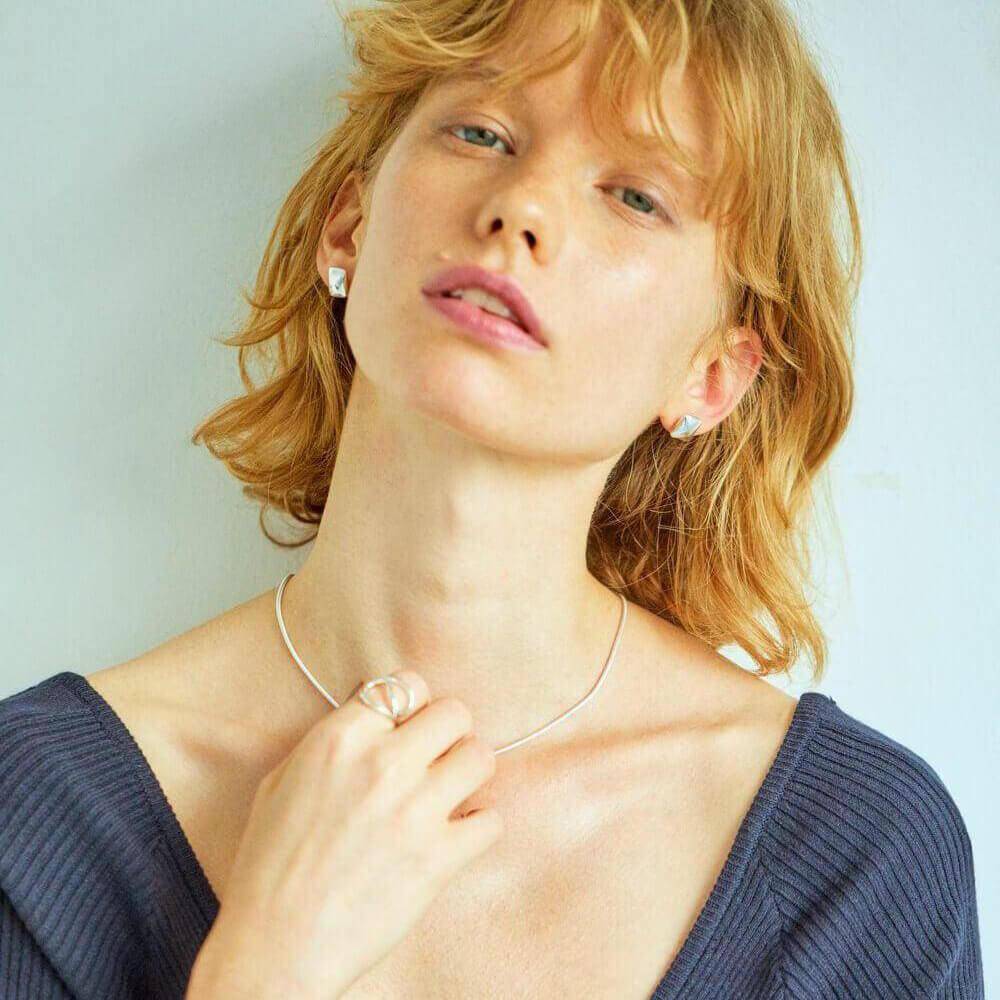 ラウンドスネークネックレス シルバー コーディネート | シンプルなトップスに映える上品な艶めき