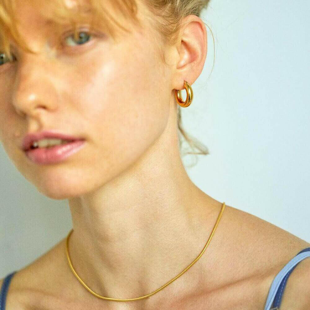 ラウンドスネークネックレス ゴールド 着用画像 | 肌馴染みの良い18Kコーティングの滑らかな輝き