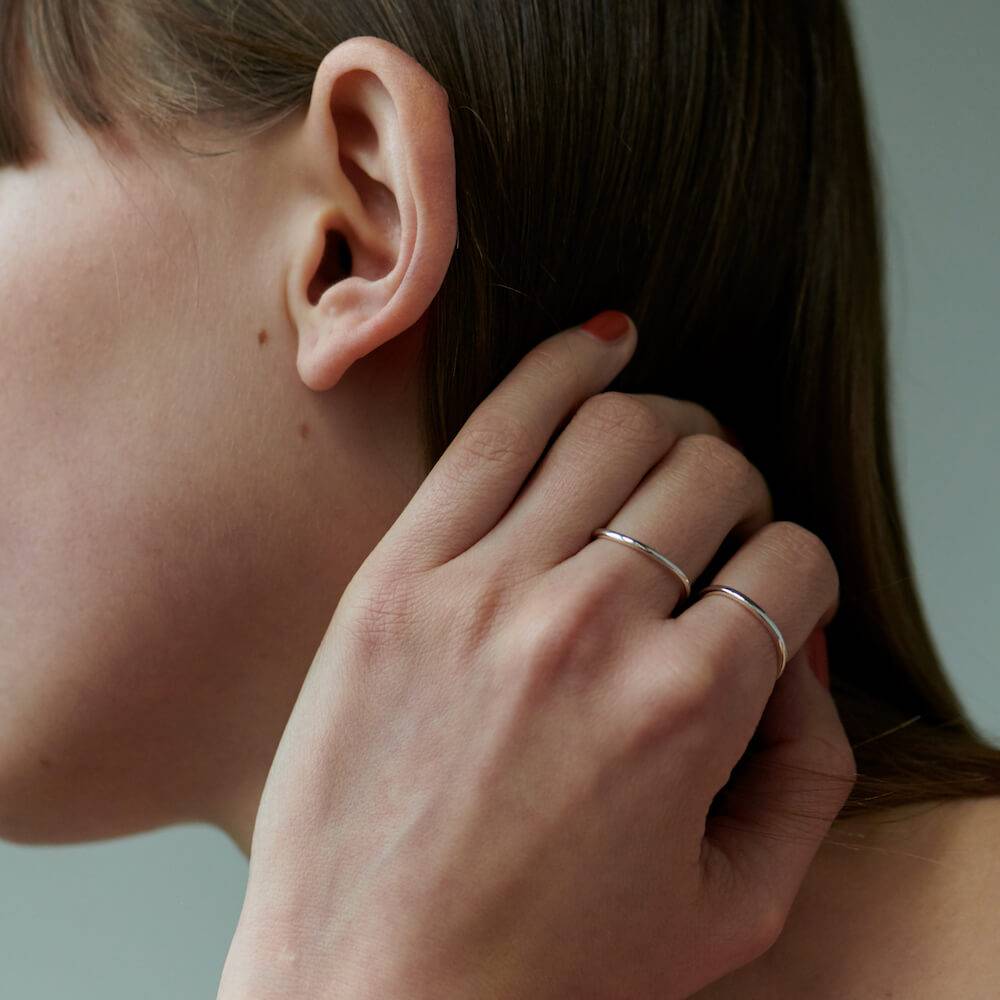 ロウウェーブリング シルバー 着用 | クールな輝きを放つスターリングシルバーの2連リング