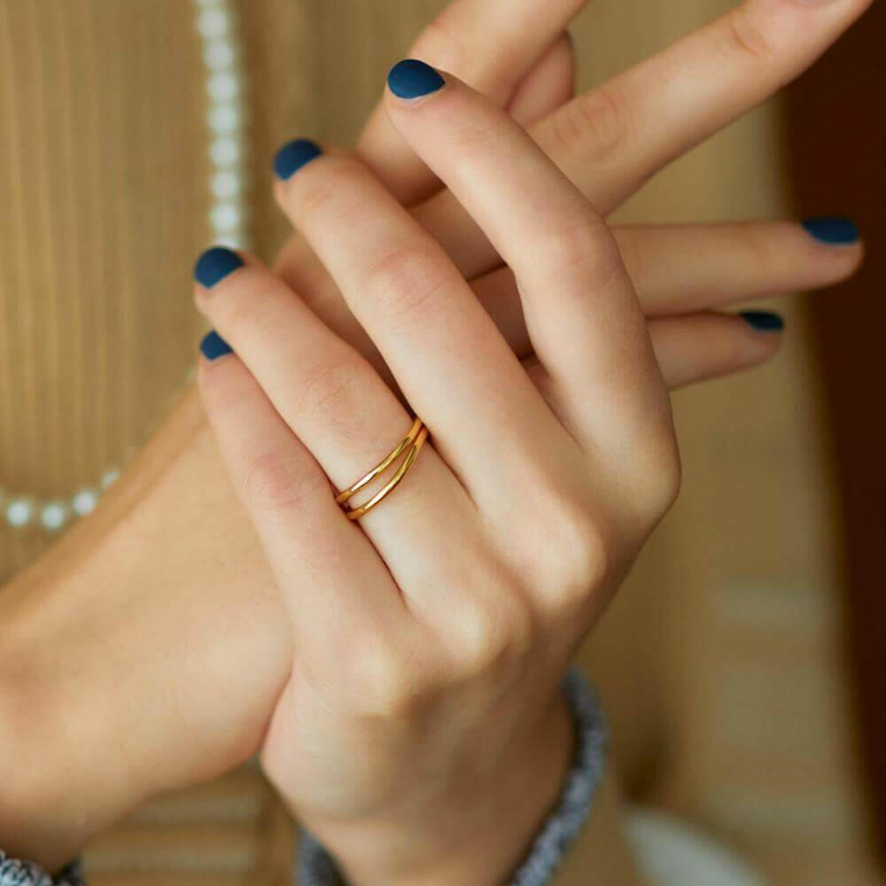 シルバー925×K18コーティングのロウウェーブリング。おしゃれで重ね付けにも最適なシンプルデザイン