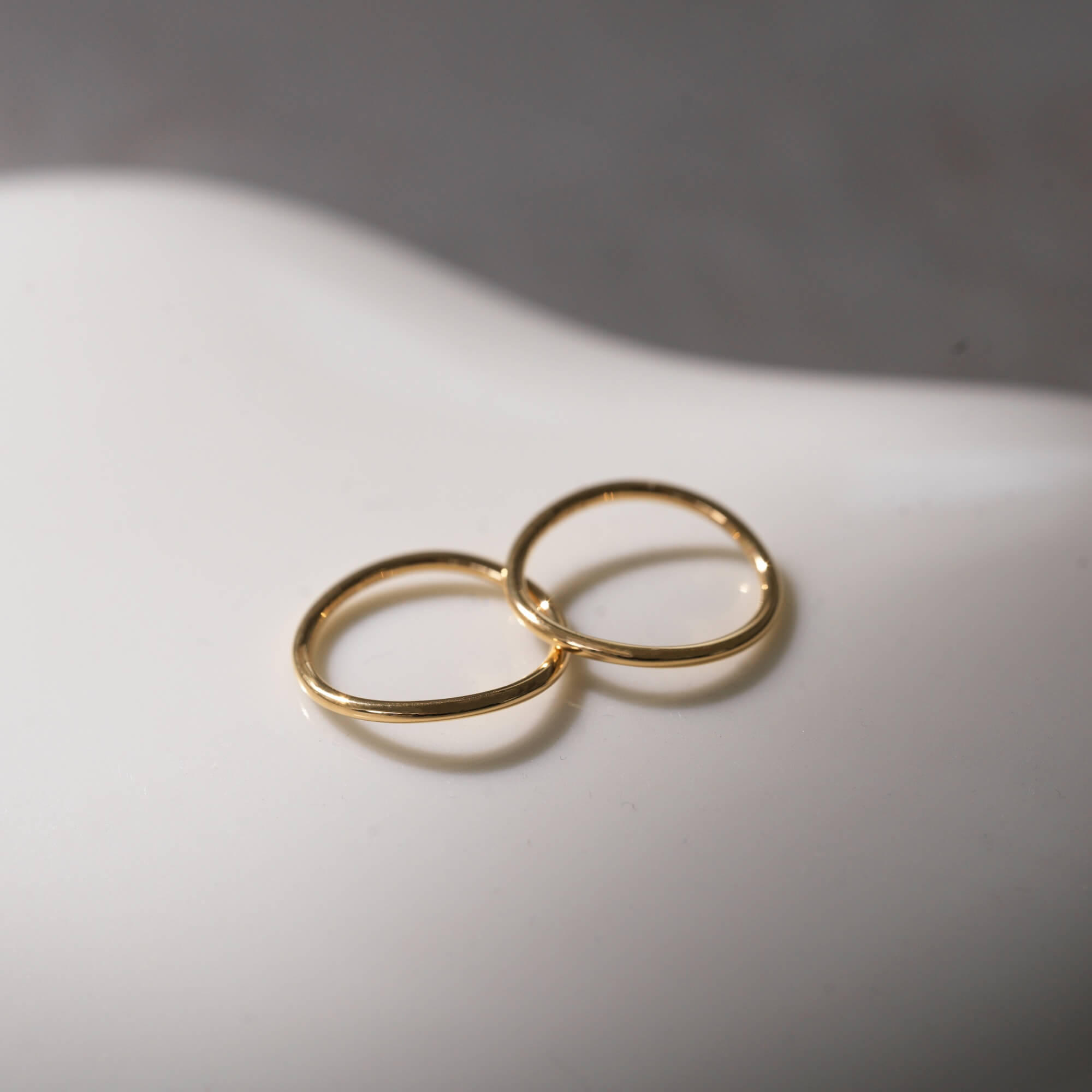 ロウウェーブリング ゴールド | 2本セットで楽しむ華やかな重ね付けレイヤードスタイル