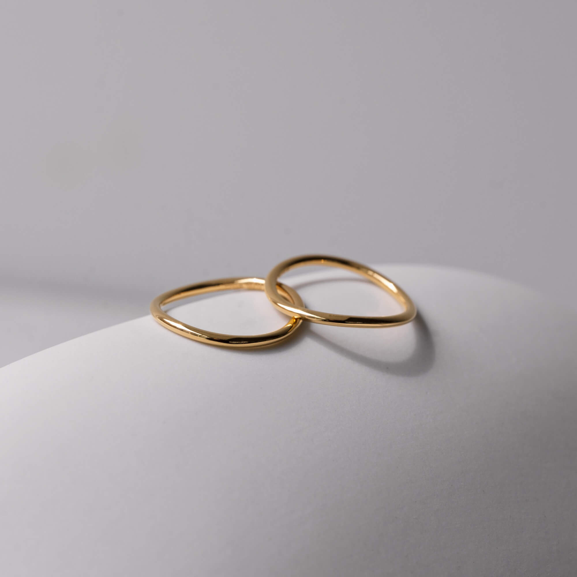 K18ゴールドコーティングのロウウェーブリング。錆びにくくつけっぱなしにも安心