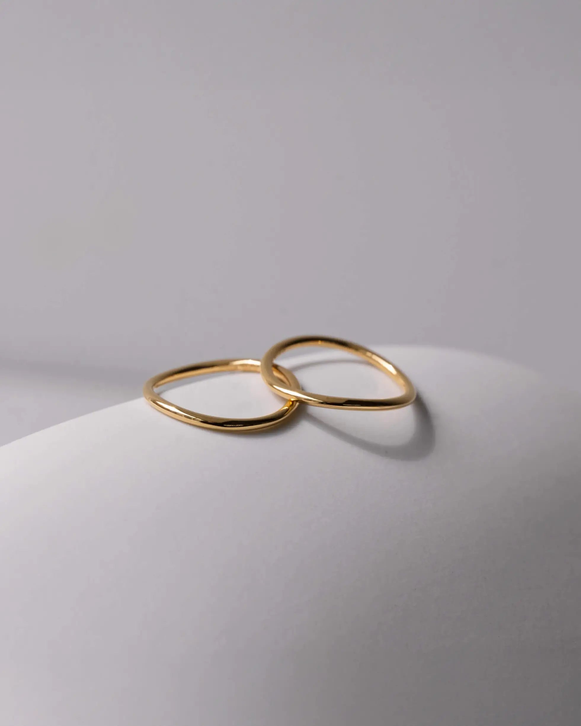 K18ゴールドコーティングのロウウェーブリング。錆びにくくつけっぱなしにも安心