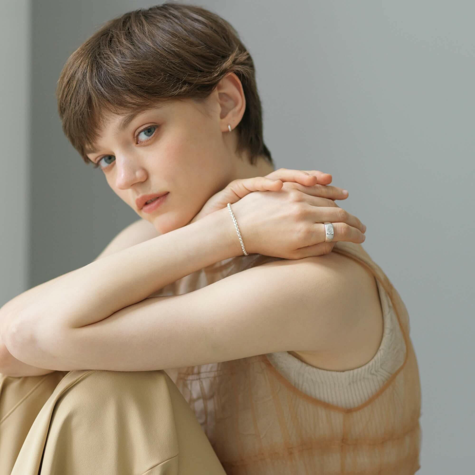 シンプルを極めたシエナリング。シルバー925の輝きが手元を引き立てる、おしゃれなメンズ・レディース兼用ペアリング。