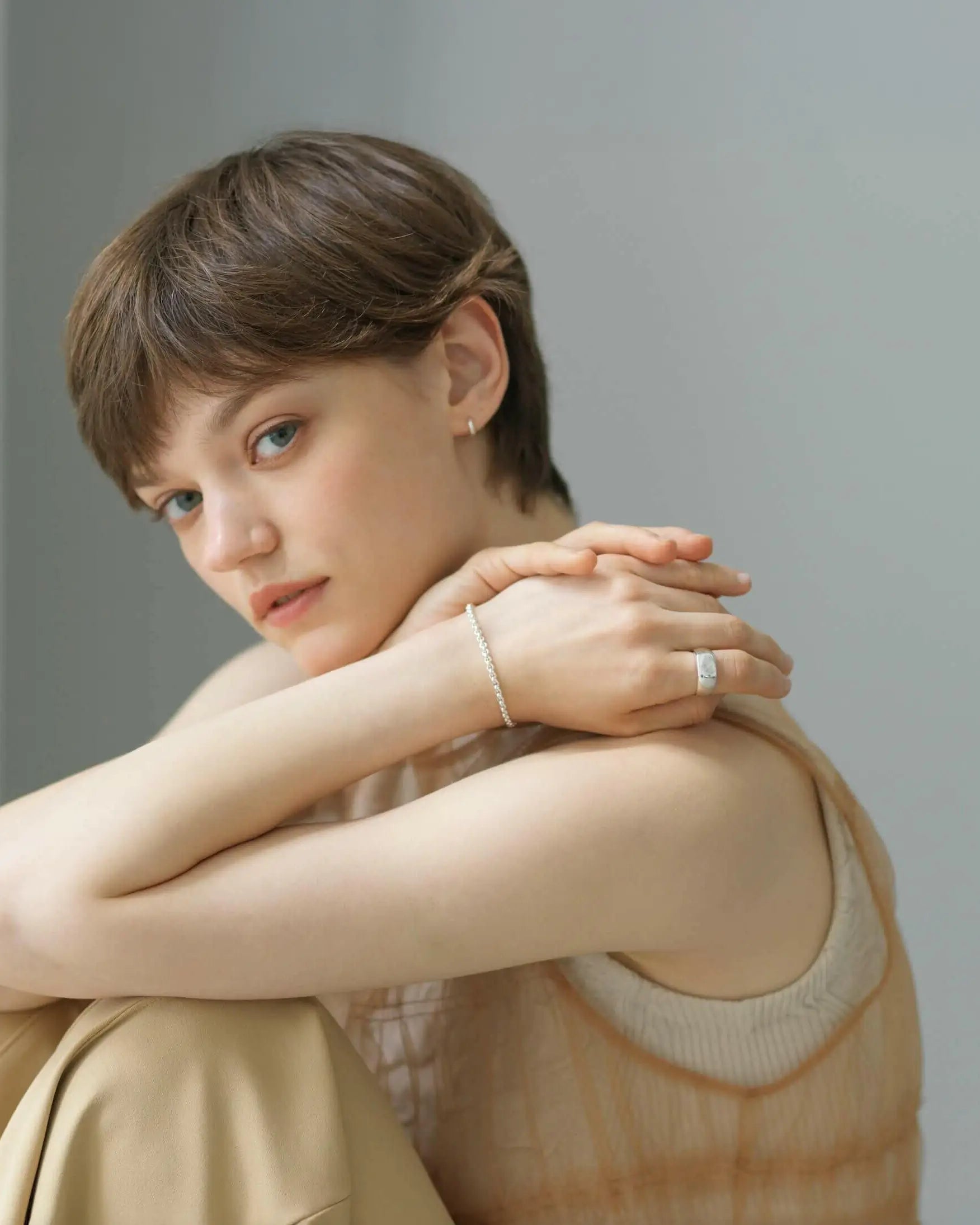 シエナリング シルバー 着用画像 | トップにかけて緩やかにカーブする上品なフォルム