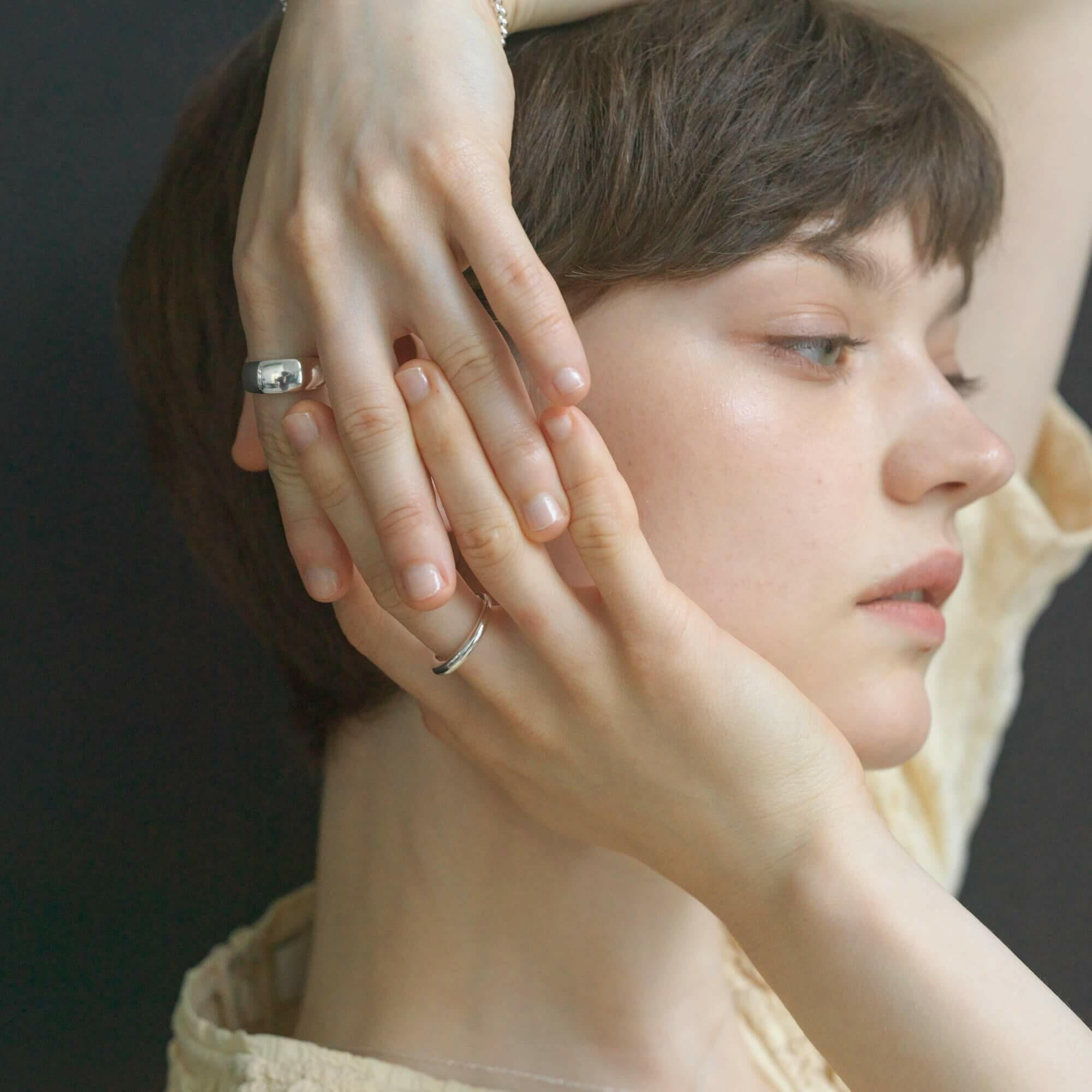 シエナリング シルバー925 手元 | ボリューム感とナチュラルな柔らかさを両立