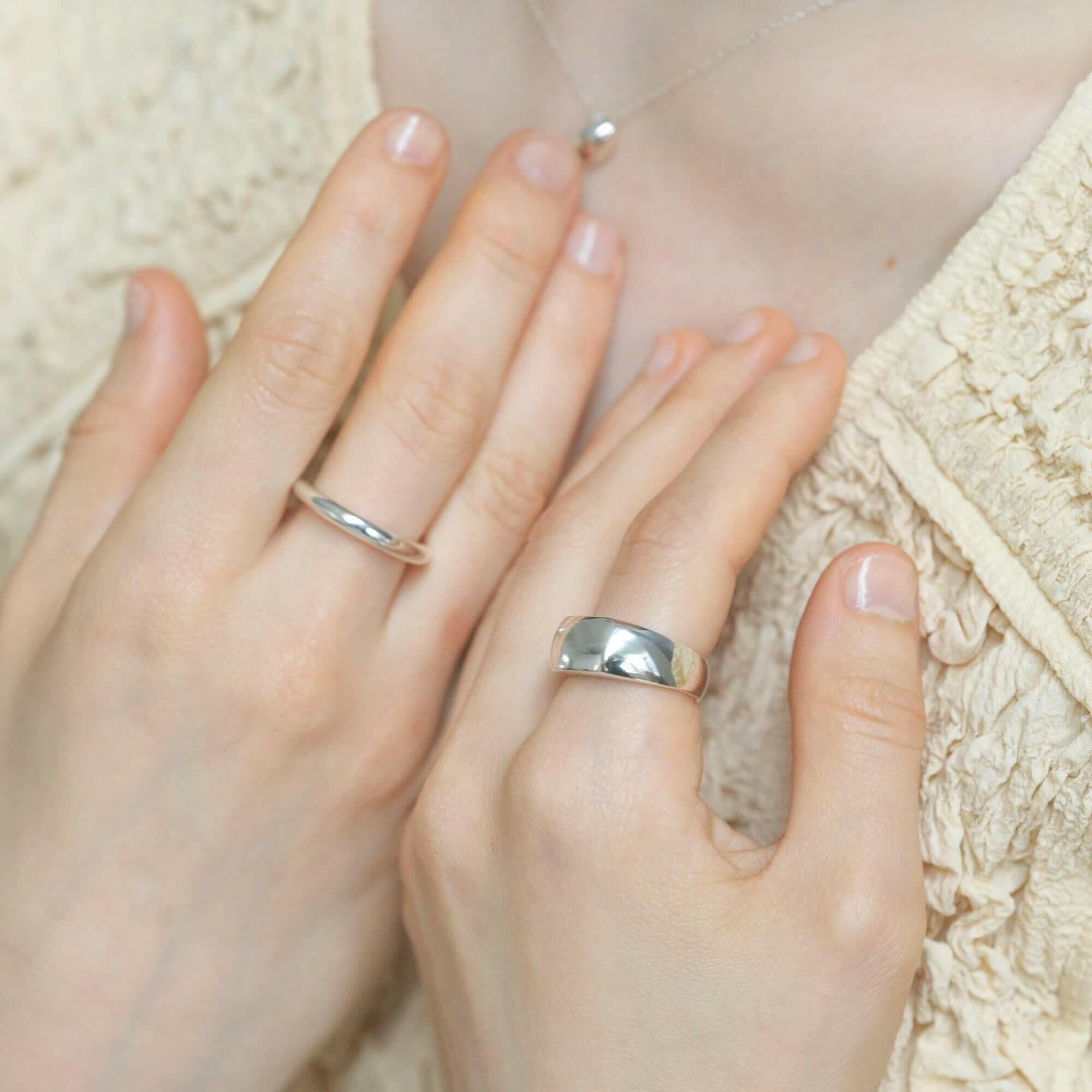 シエナリング 着用画像 | 人差し指や中指の主役として最適な幅約8mmの存在感