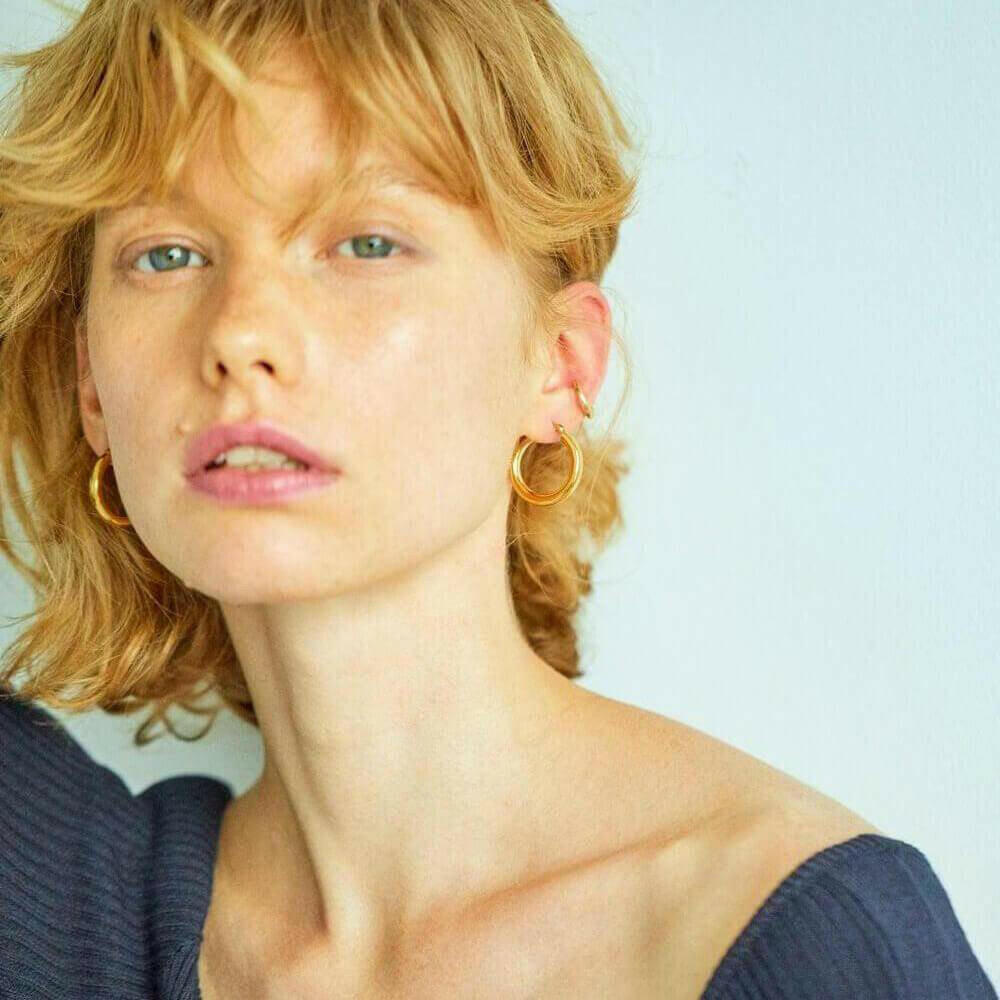 スムースフープピアス ゴールド 着用画像 | 大ぶりでも上品な18Kコーティングのゴールドフープ