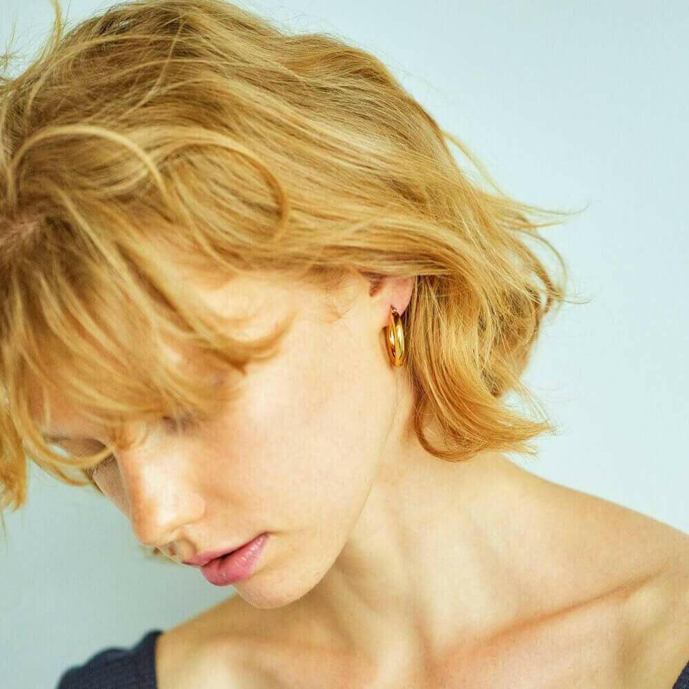 スムースフープピアス ゴールド 着用 | 肌馴染みの良いゴールドカラーが大人の抜け感を演出