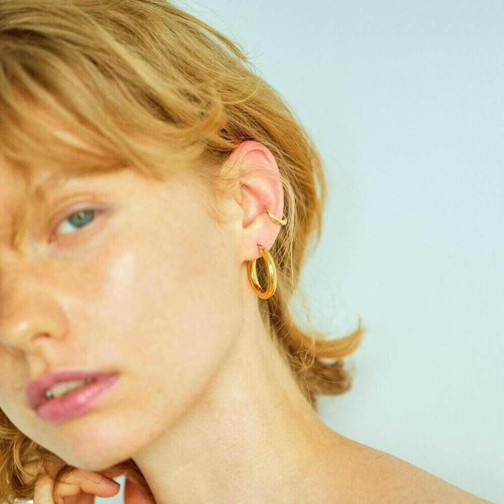 スムースフープピアス ゴールド 横顔 | 存在感のあるボリュームが小顔効果も期待できるピアス