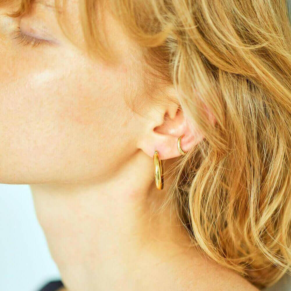 スムースフープピアス ゴールド 後ろ姿 | どの角度から見ても美しいシンプルなラウンドフォルム