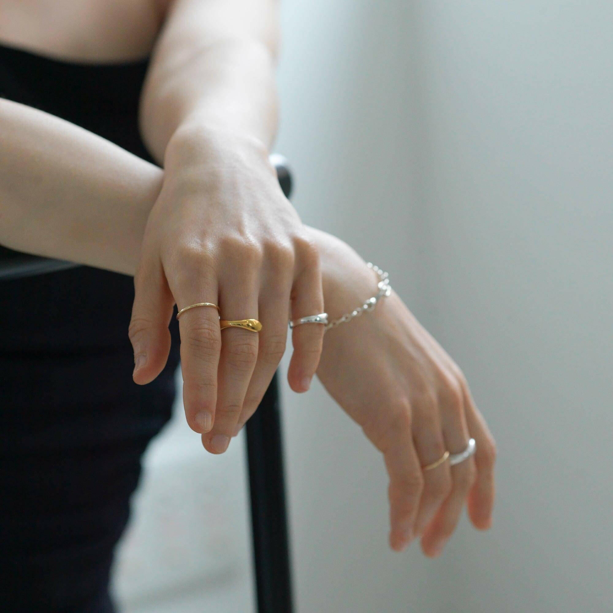 シルバー925×18金コーティング。 スムースウェーブリングは重ね付けで魅せる、おしゃれなユニセックスリング。