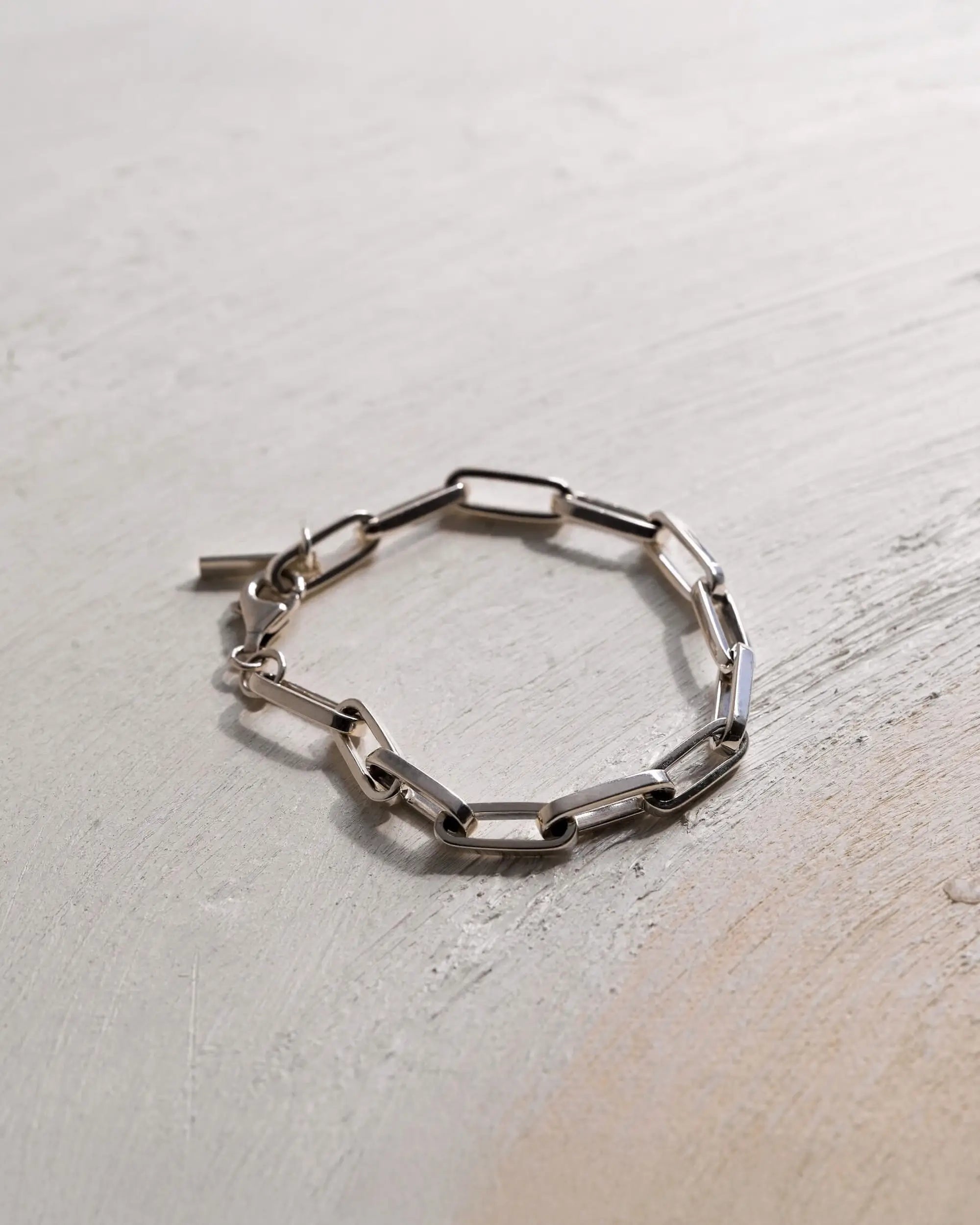スクエアチェーンブレスレット シルバー925 置き画 | 角のあるシャープなコマが連なる構築的なチェーンブレス