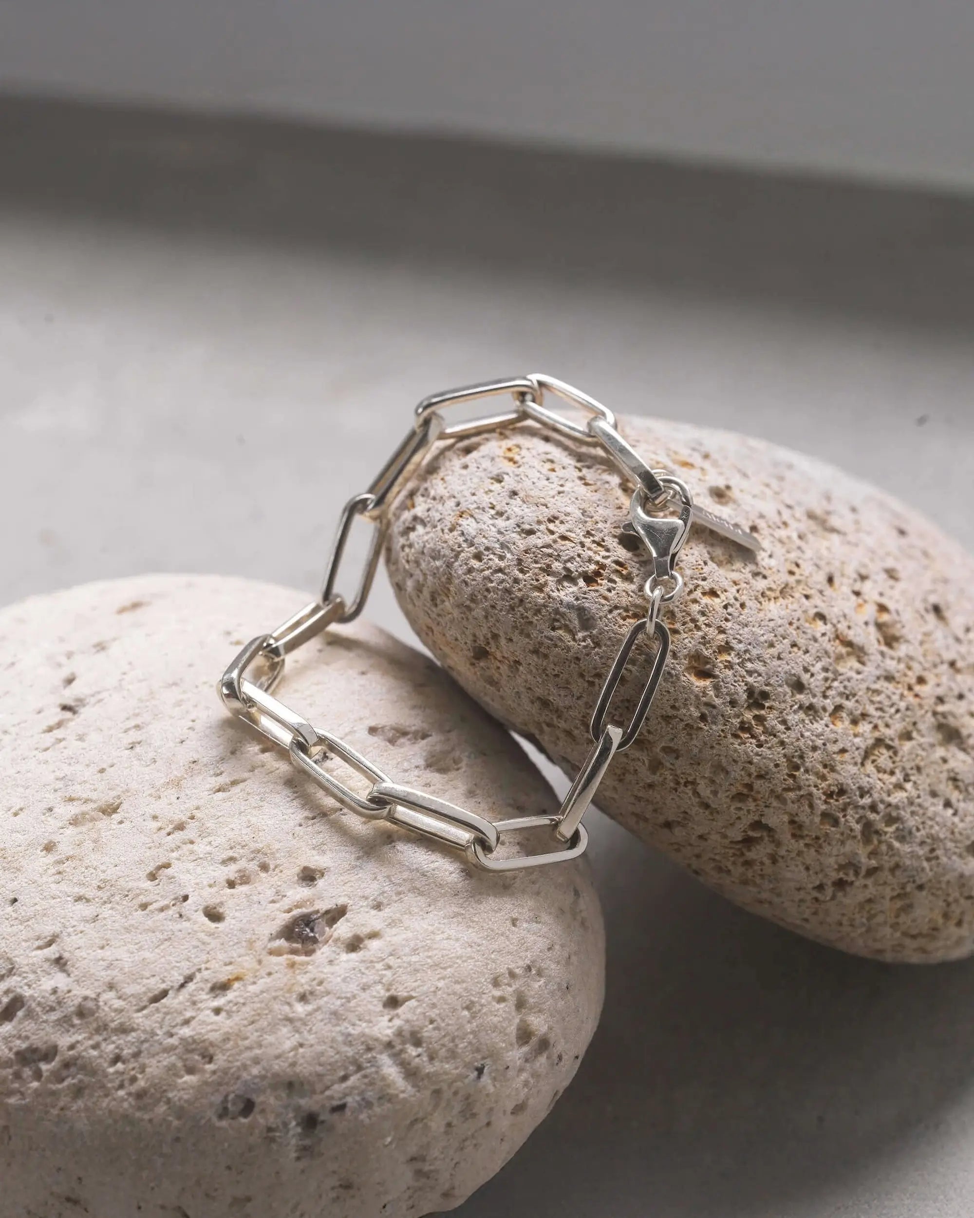 スクエアチェーンブレスレット シルバー 置き画 | 構築的な美しさが際立つミニマルなチェーンデザイン