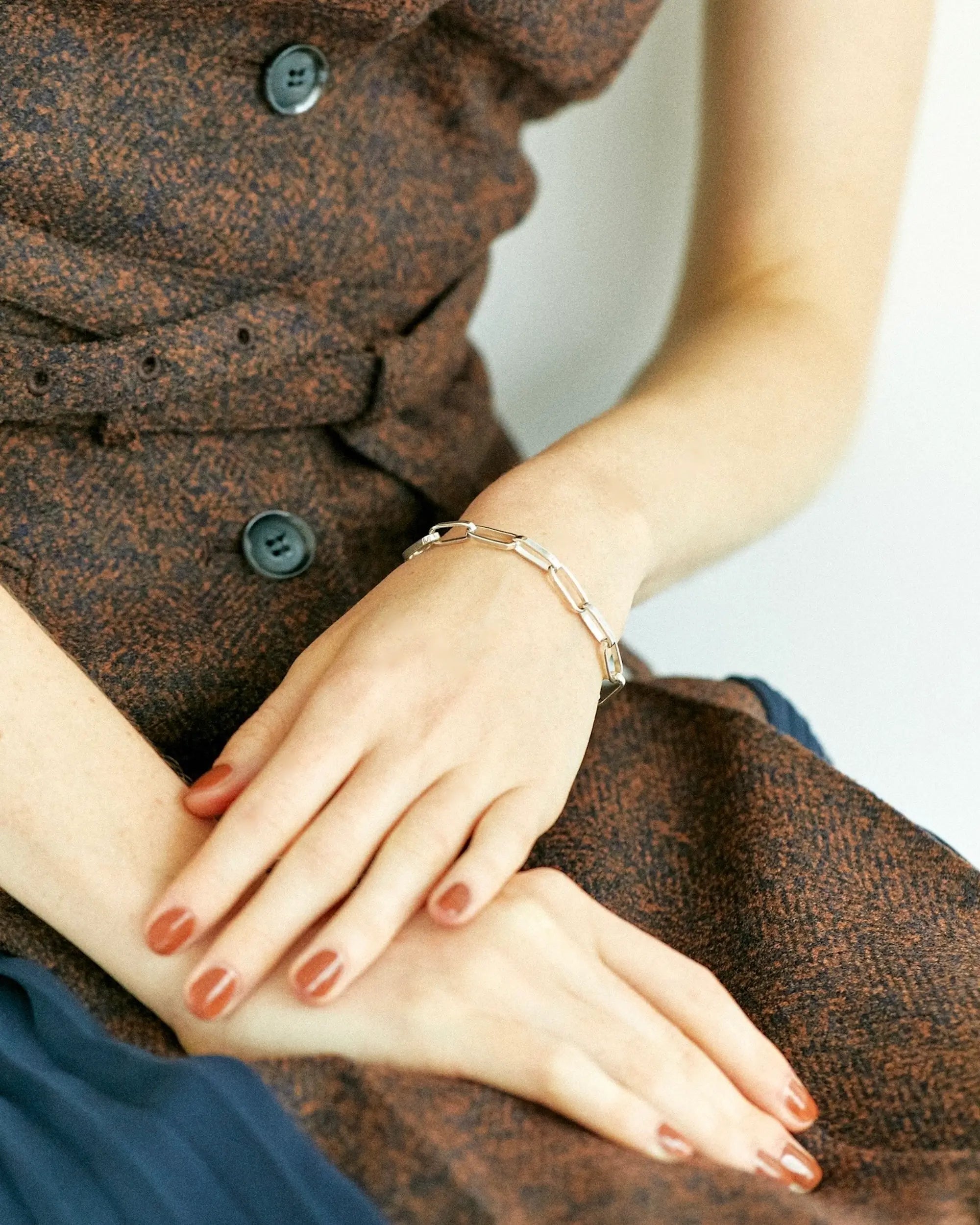 スクエアチェーンブレスレット コーディネート | シンプルながらエッジの効いたスタイルのアクセント