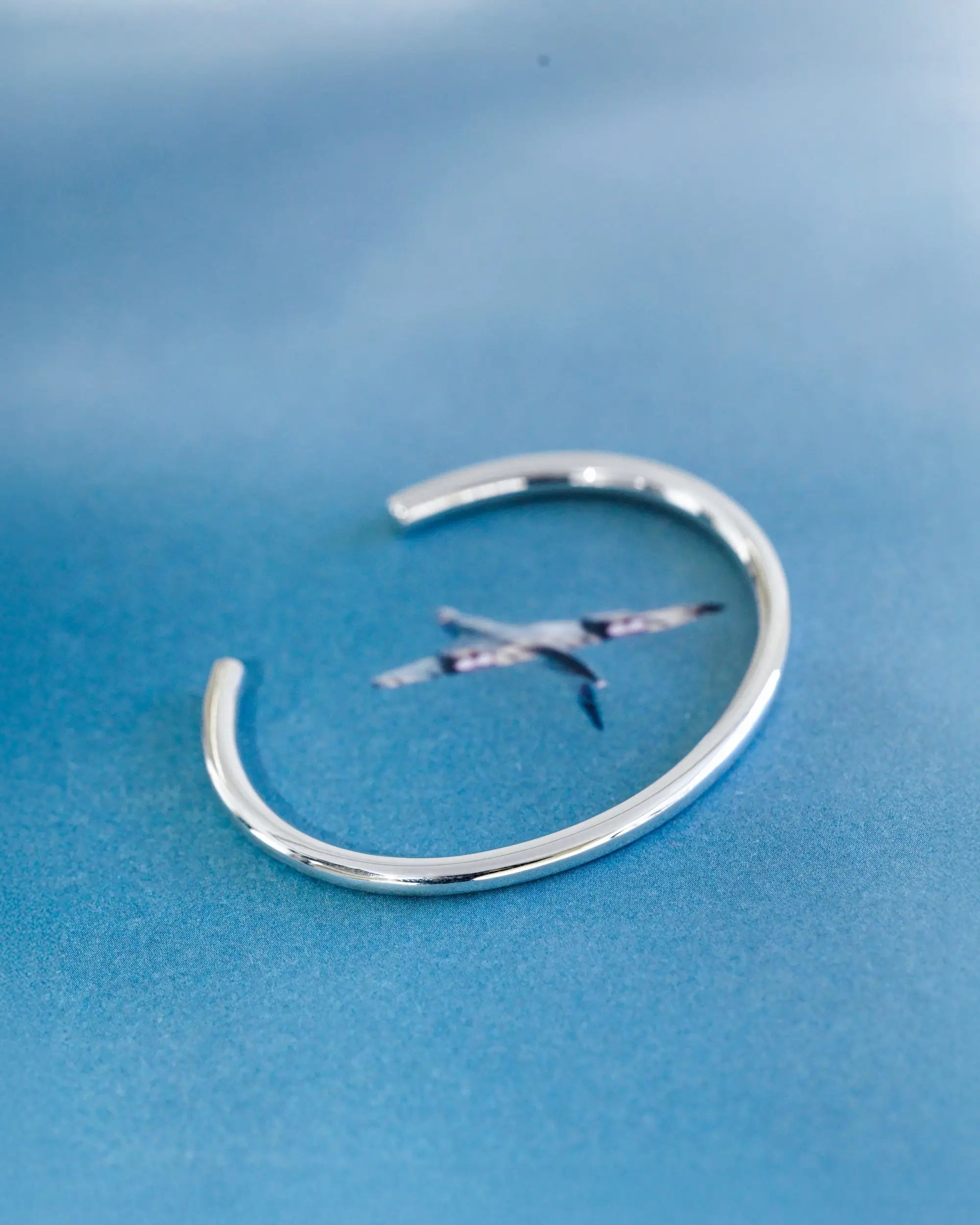 ステラバングル シルバー 斜め | 手首にフィットするオーバル形状の洗練されたフォルム