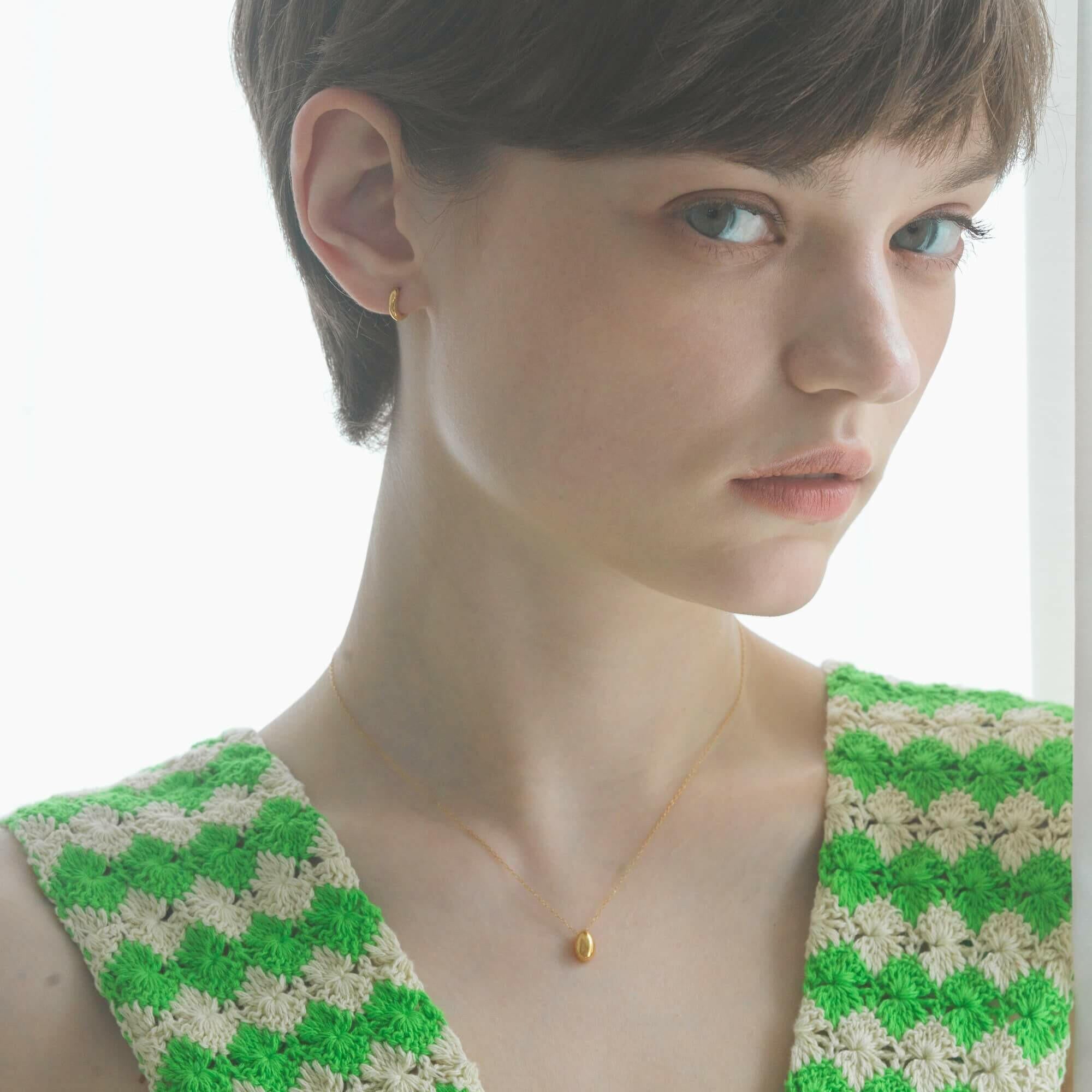 ティアドロップネックレス ゴールド 着用画像 | 朝露の雫をイメージした上品な18Kコーティングのペンダントトップ