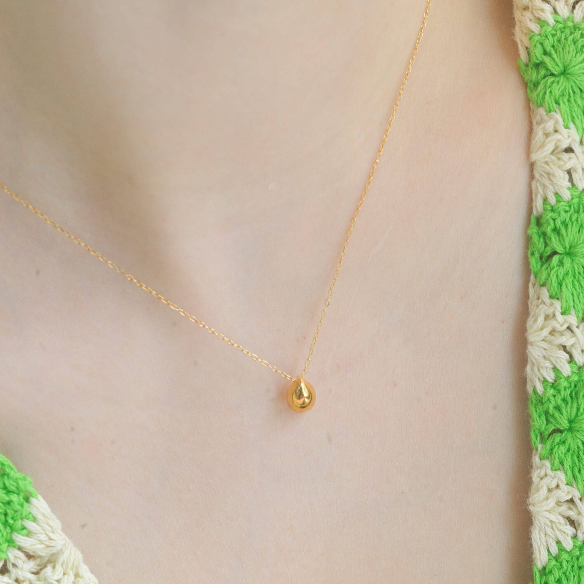 ティアドロップネックレス ゴールド アップ | 肌に溶け込む華奢なスキンチェーンとぷっくりトップの輝き