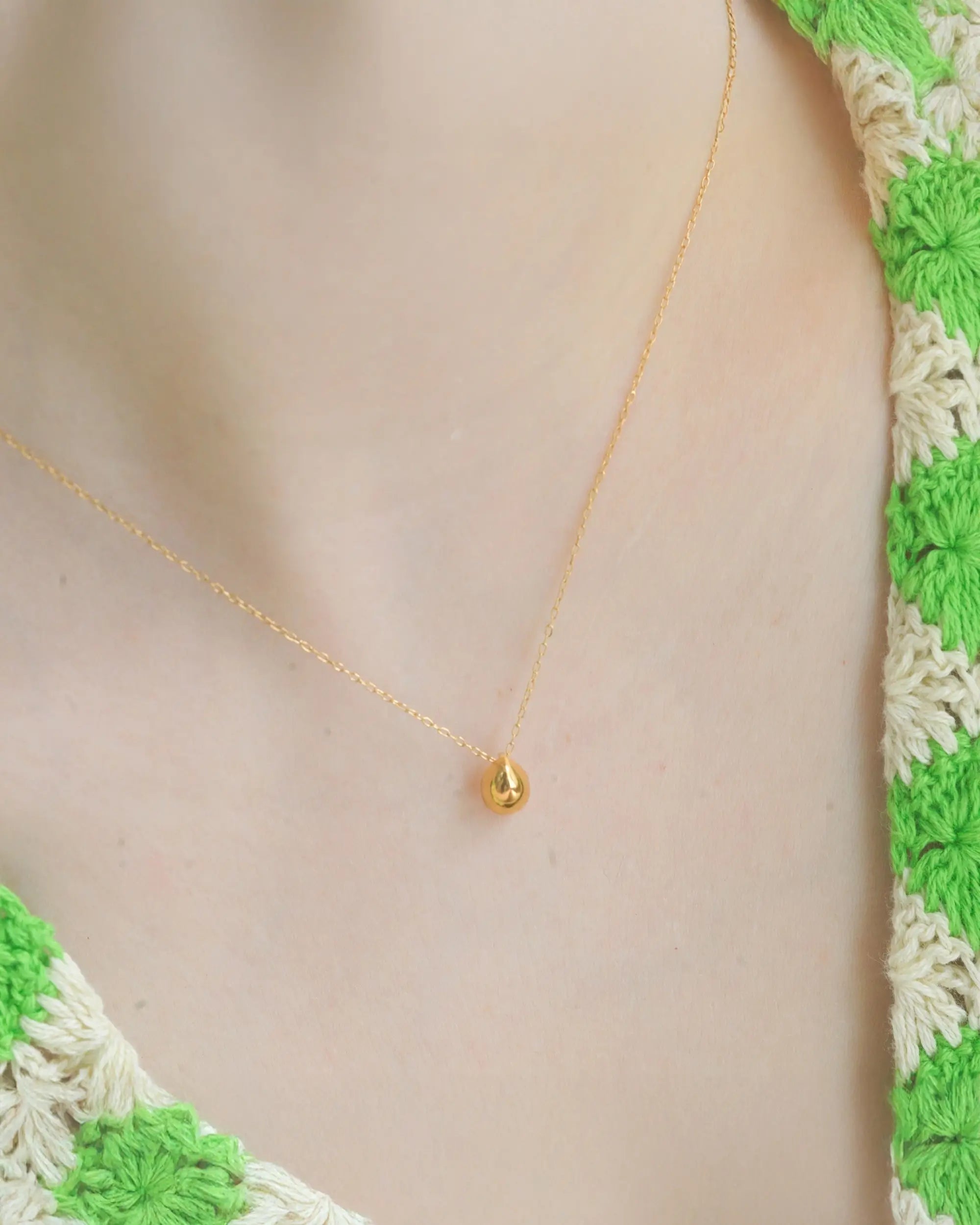 ティアドロップネックレス(ゴールド)着用アップ - 動くたびに繊細な光を放つ朝露のような雫モチーフ