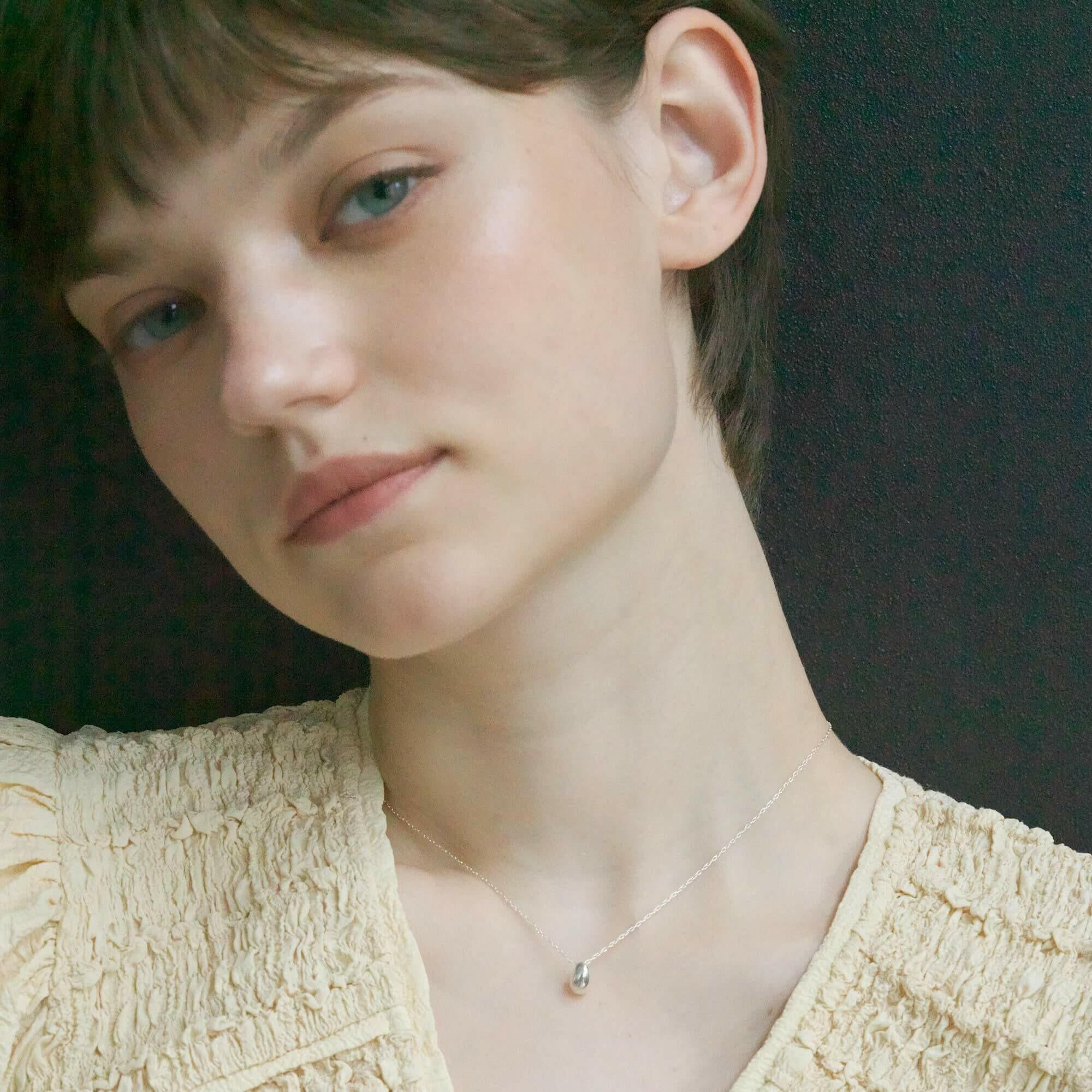 ティアドロップネックレス シルバー 着用画像 | 清楚で知的な印象を与えるスターリングシルバーの輝き
