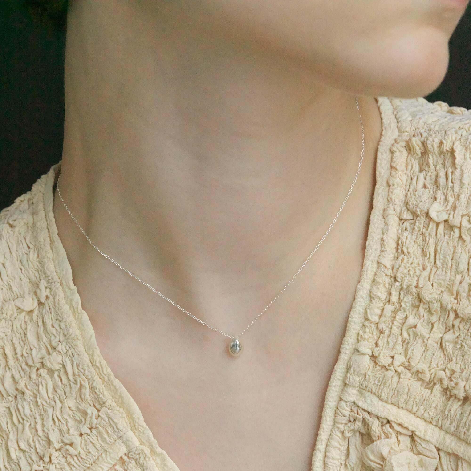 ティアドロップネックレス シルバー アップ | 鎖骨を綺麗に見せる繊細なチェーンとミニマルな雫デザイン