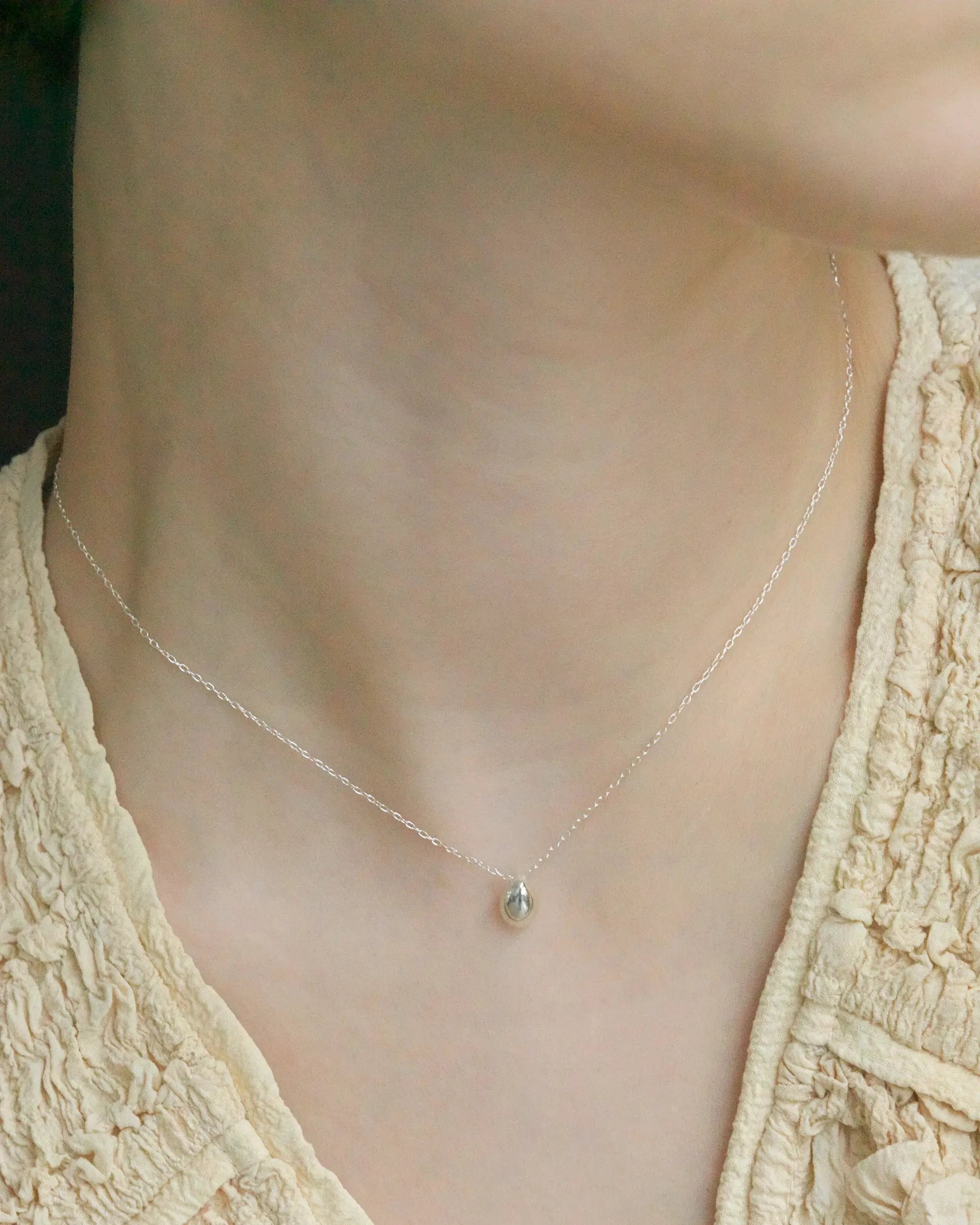 ティアドロップネックレス(シルバー)着用アップ - つけっぱなしにできる高品質なSilver925スキンジュエリー