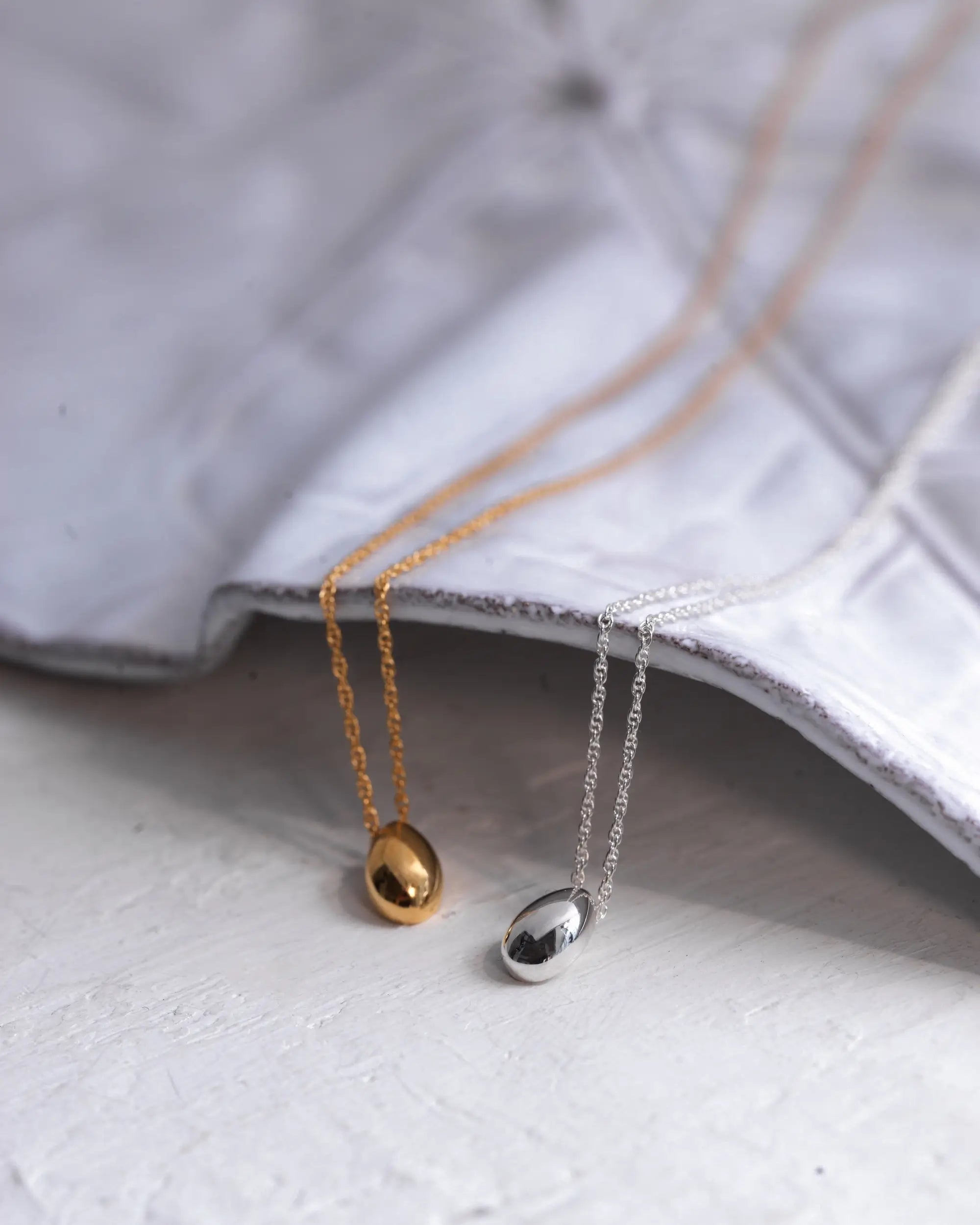 ティアドロップネックレス(シルバー&ゴールド)商品置き画像 - オンオフ問わず毎日使えるスキンジュエリー