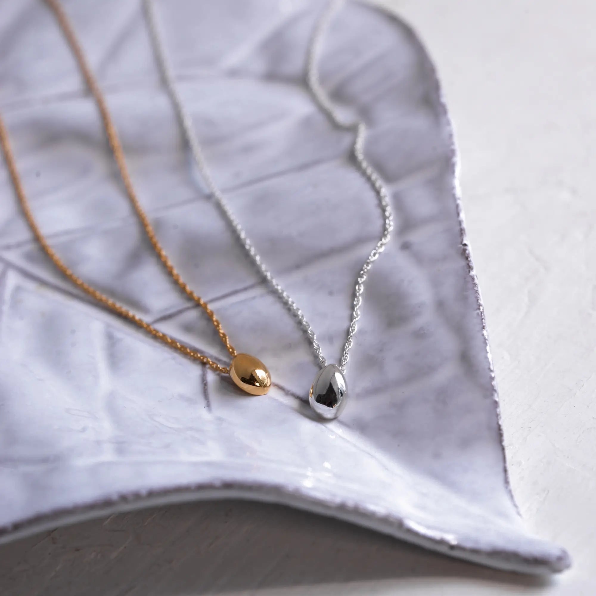 ティアドロップネックレス ゴールド・シルバー 置き画 | ギフトにも喜ばれるシンプルでタイムレスな雫モチーフ