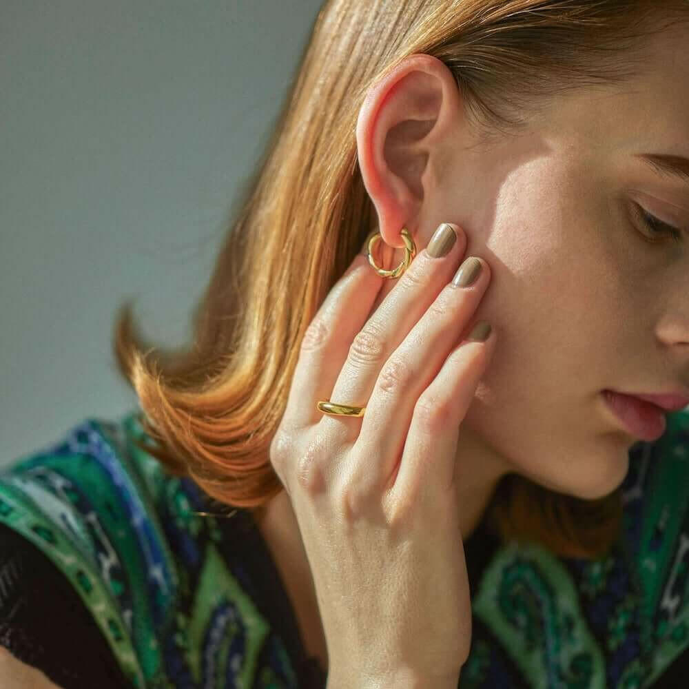 ウェーブフープピアス M ゴールド 着用画像 | 華やかなゴールドリングと合わせた大人のジュエリーコーデ