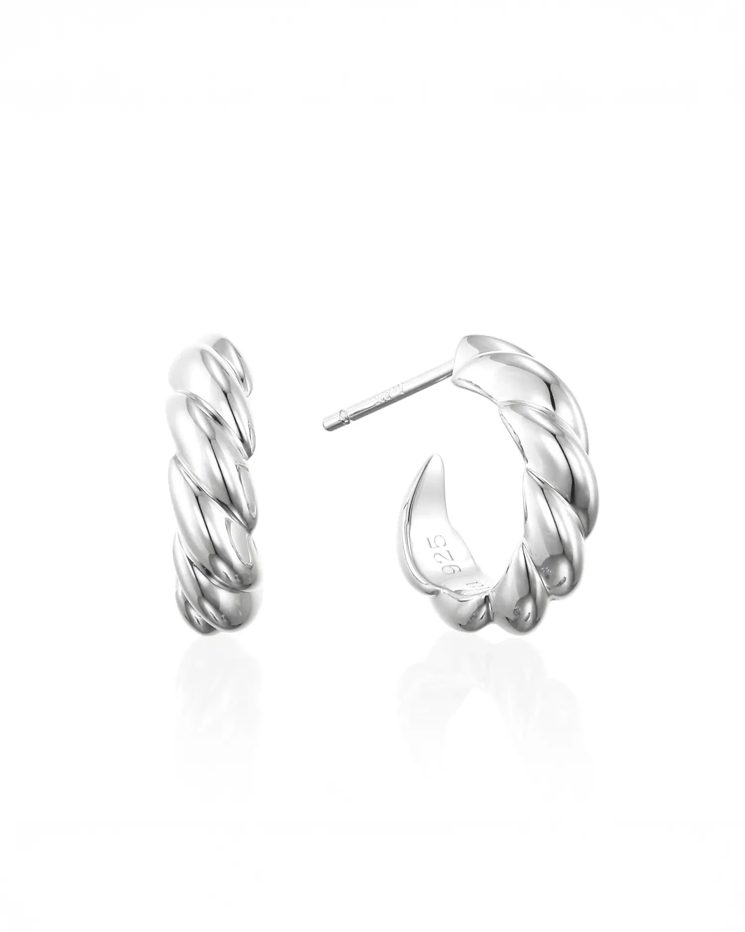 白背景で正面から撮影された、金属アレルギー対応のシルバー925製ウェーブピアス(Mサイズ・20mm)のペア商品画像。