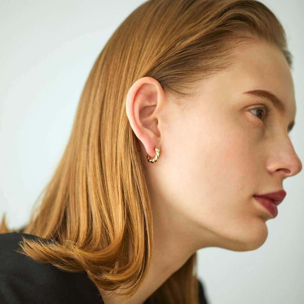 ウェーブフープピアス S ゴールド 着用画像 | 顔周りを明るく見せる18Kコーティングのツイストピアス