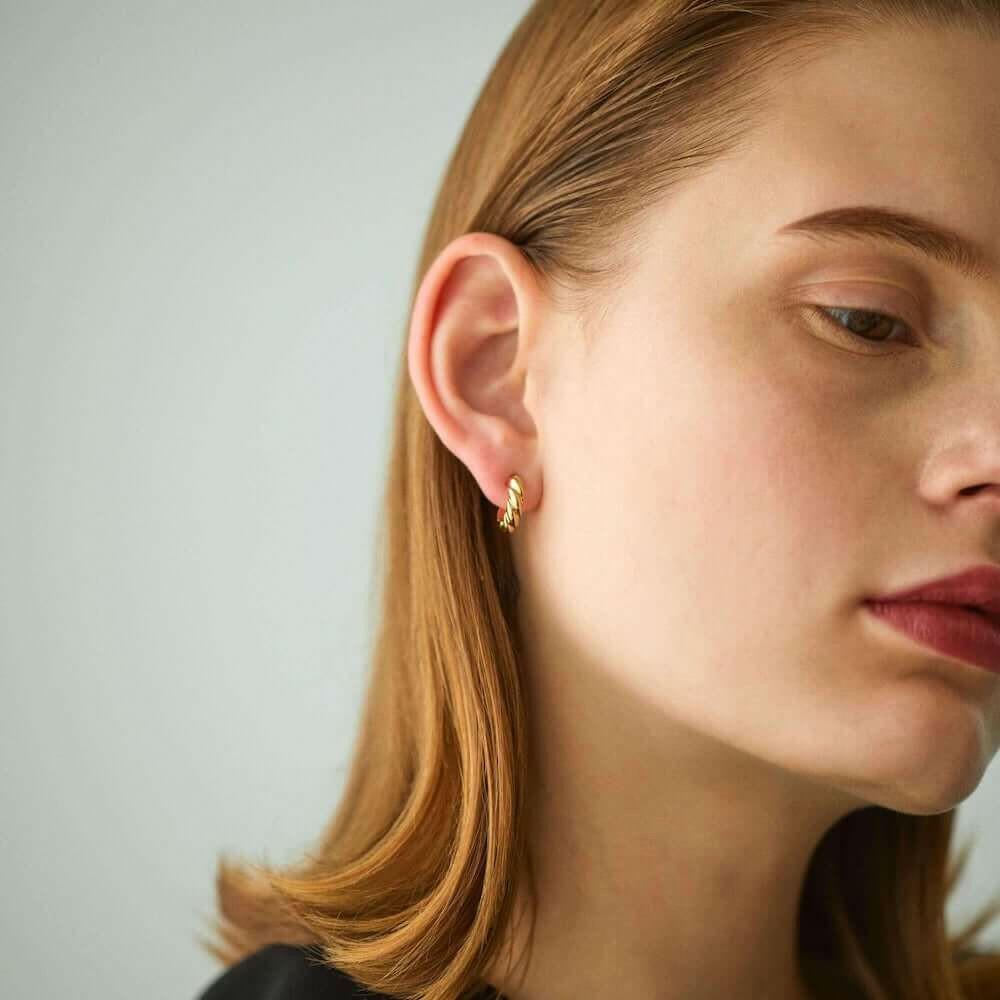ウェーブフープピアス S ゴールド 横顔 | 繊細なウェーブが女性らしい小ぶりなゴールドフープ