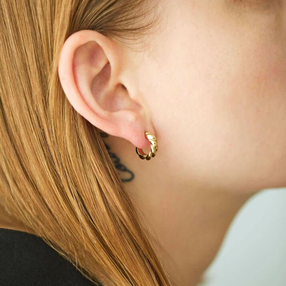 ウェーブフープピアス S シルバー ペア | つけっぱなしOKなスタッドタイプのツイストフープピアス