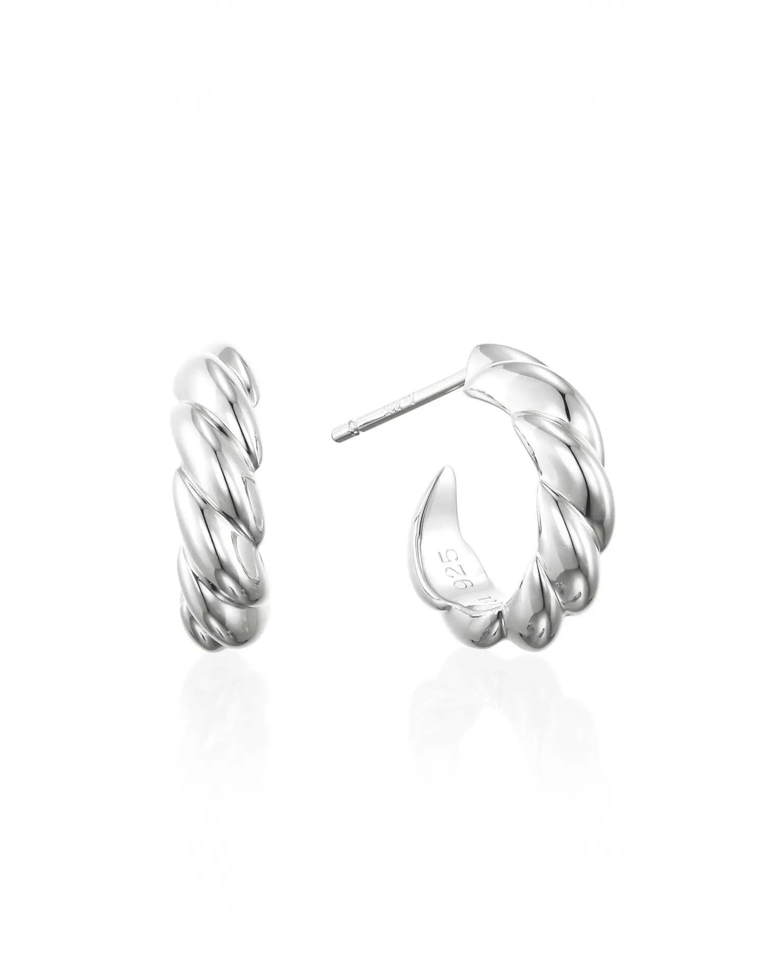 白背景で正面から撮影された、金属アレルギー対応のシルバー925製ウェーブピアス(Sサイズ)のペア商品画像。