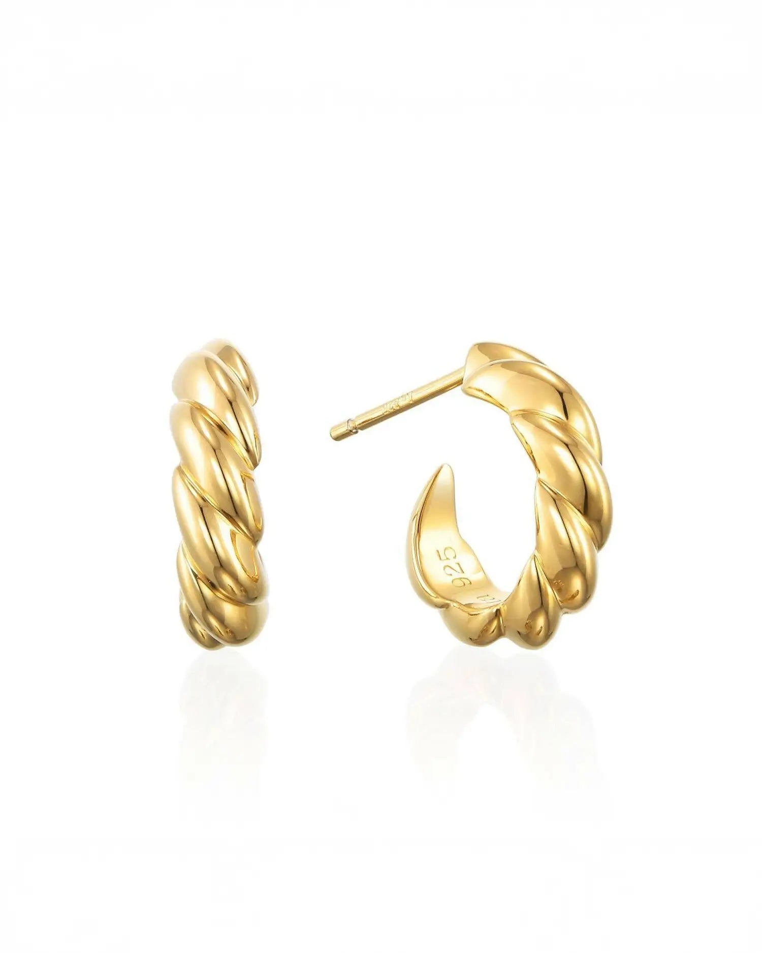 白背景で正面から撮影された、厚みのある18Kゴールドコーティングが施されたウェーブピアス(Sサイズ)のペア商品画像。
