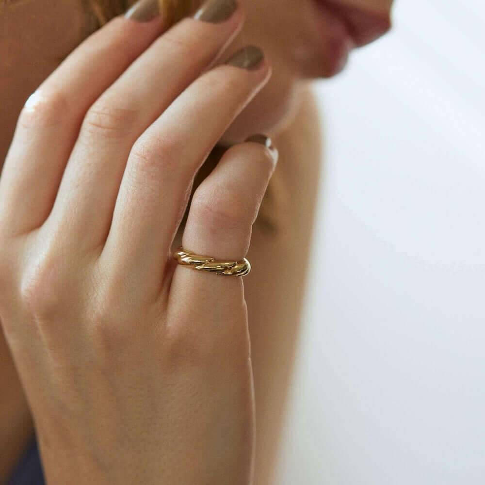 ウェーブリング ゴールド 着用画像 | 肌馴染みの良い18Kコーティングが手元を明るく演出