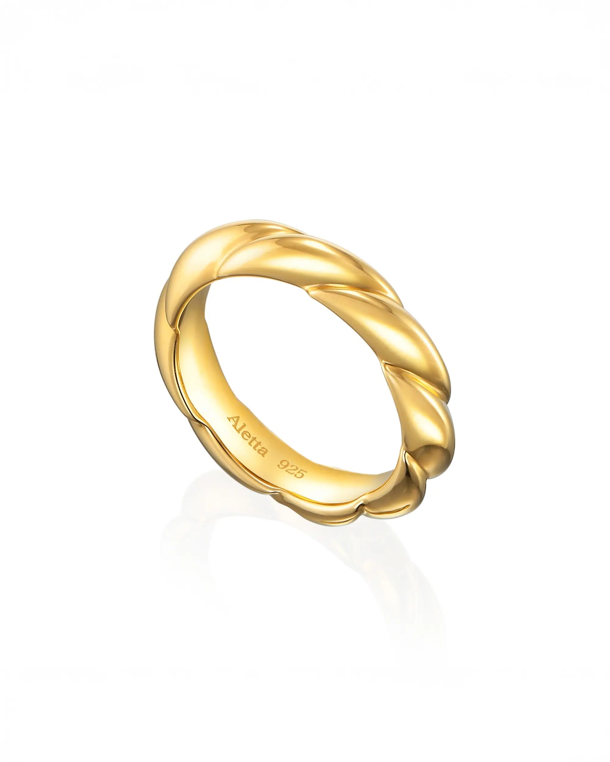 ウェーブリング(ゴールド)の斜め白背景画像。性別やトレンドを超越した洗練されたリングフォルム。