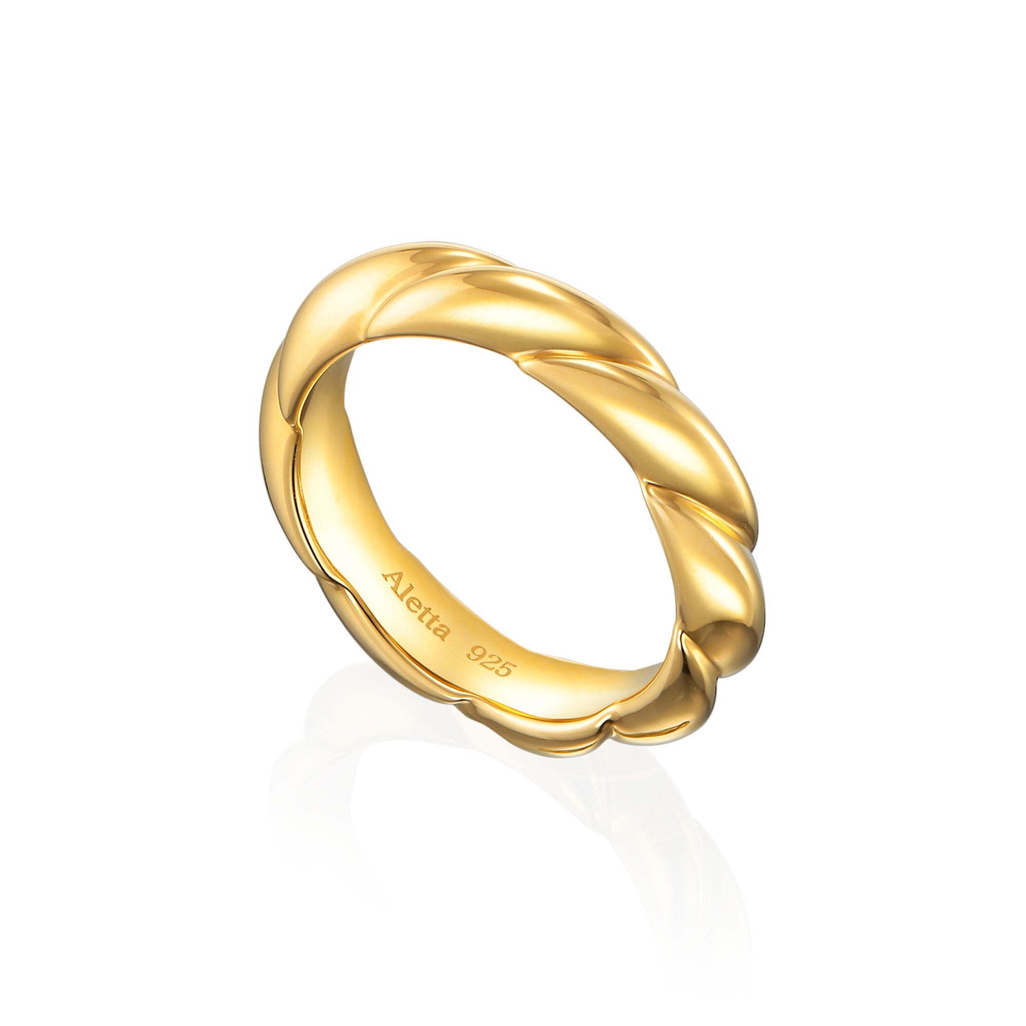 ウェーブリング ゴールド 置き画 | 滑らかな着け心地と美しい光沢が魅力の18Kコーティング