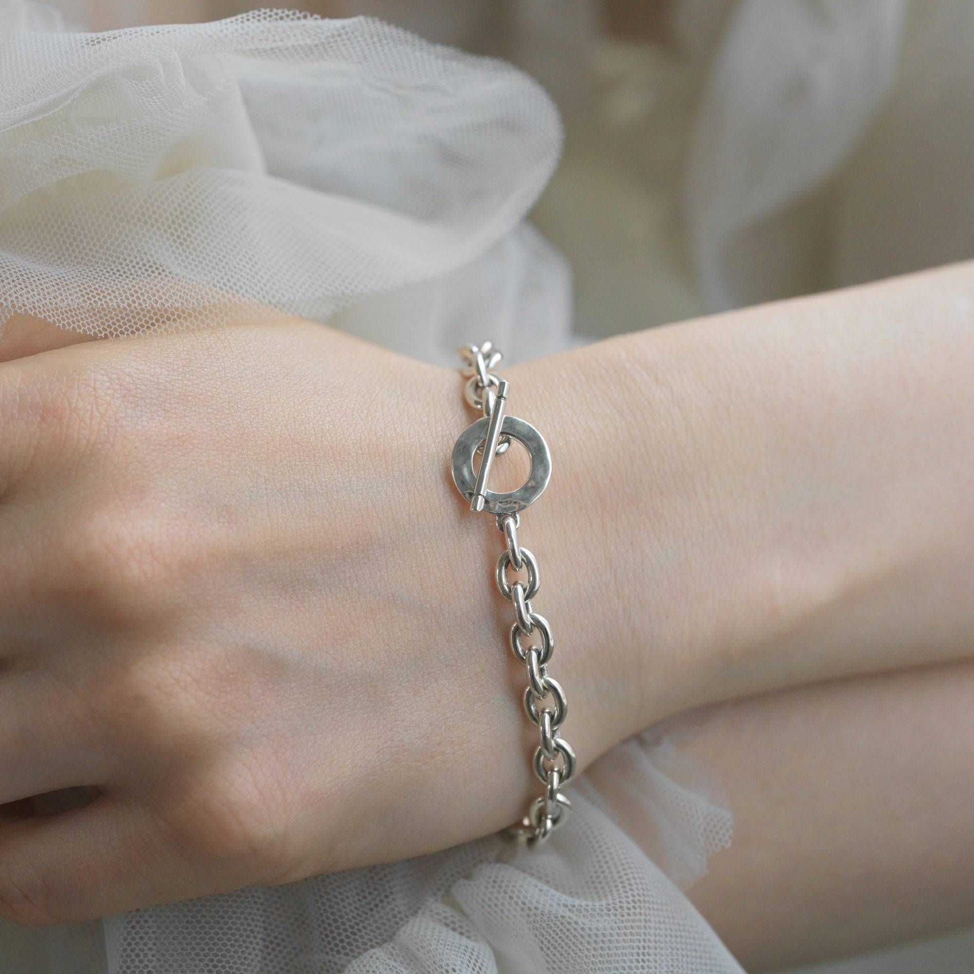 ゾーイチェーンブレスレット 手元 | 程よいボリューム感で手首を華奢に見せるデザイン