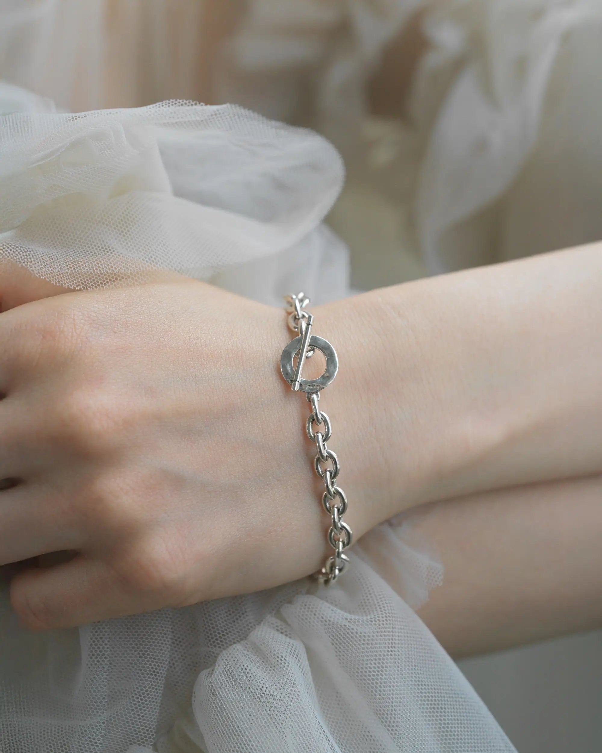 ゾーイチェーンブレスレット 手元 | 程よいボリューム感で手首を華奢に見せるデザイン