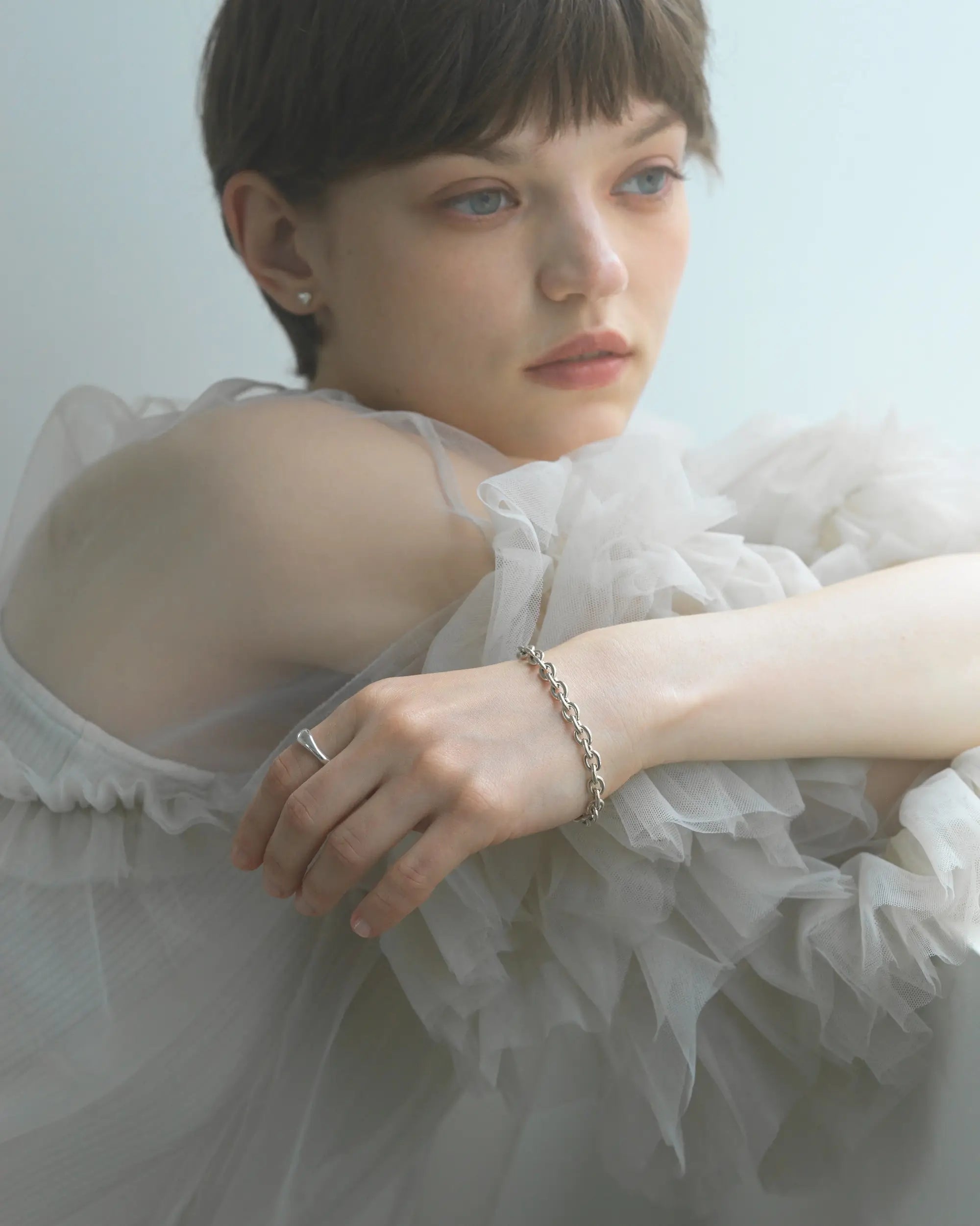 ゾーイチェーンブレスレット シルバー925 着用画像 | 有機的なマンテルが目を引くボリュームチェーンブレス