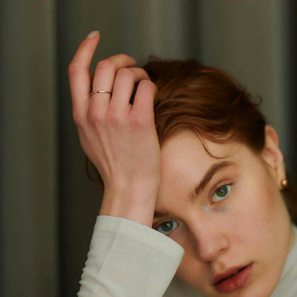 10Kゴールド イリスリング 着用画像 | 指を細く見せる華奢でシンプルなスキンジュエリー